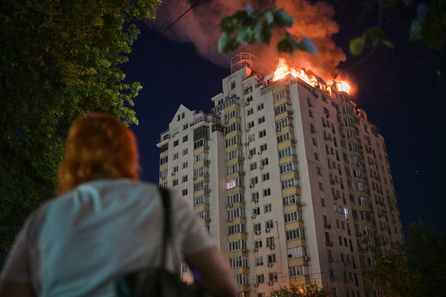 &Nu;ύ&chi;&tau;&alpha; &kappa;ό&lambda;&alpha;&sigma;&eta;&sigmaf; &sigma;&tau;&omicron; &Kappa;ί&epsilon;&beta;&omicron;: 13 &nu;&epsilon;&kappa;&rho;&omicron;ί &kappa;&alpha;&iota; &pi;ά&nu;&omega; &alpha;&pi;ό 80 &tau;&rho;&alpha;&upsilon;&mu;&alpha;&tau;ί&epsilon;&sigmaf; &sigma;&epsilon; &mu;&pi;&alpha;&rho;ά&zeta; &rho;&omega;&sigma;&iota;&kappa;ώ&nu; &epsilon;&pi;&iota;&theta;έ&sigma;&epsilon;&omega;&nu;