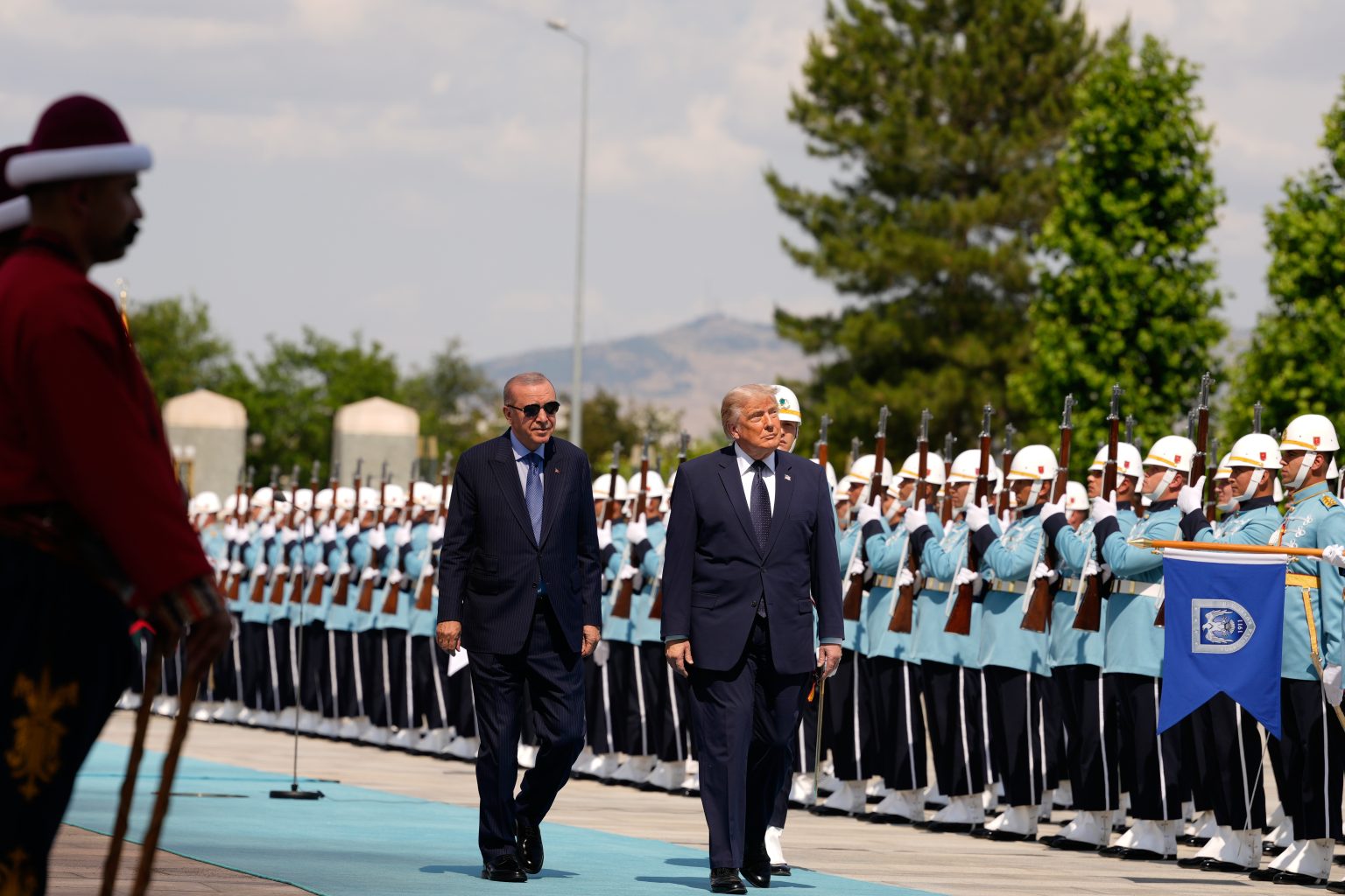 &Sigma;&upsilon;&nu;ά&nu;&tau;&eta;&sigma;&eta; &Tau;&rho;&alpha;&mu;&pi; &ndash; &Epsilon;&rho;&nu;&tau;&omicron;&gamma;ά&nu;: &Omicron;&iota; &alpha;&mu;&phi;ί&sigma;&eta;&mu;&epsilon;&sigmaf; &delta;&eta;&lambda;ώ&sigma;&epsilon;&iota;&sigmaf; &gamma;&iota;&alpha; &tau;&alpha; F-35 &kappa;&alpha;&iota; &tau;&alpha; &epsilon;&rho;&omega;&tau;ή&mu;&alpha;&tau;&alpha; &gamma;&iota;&alpha; &tau;&omicron; &Nu;&Alpha;&Tau;&Omicron;