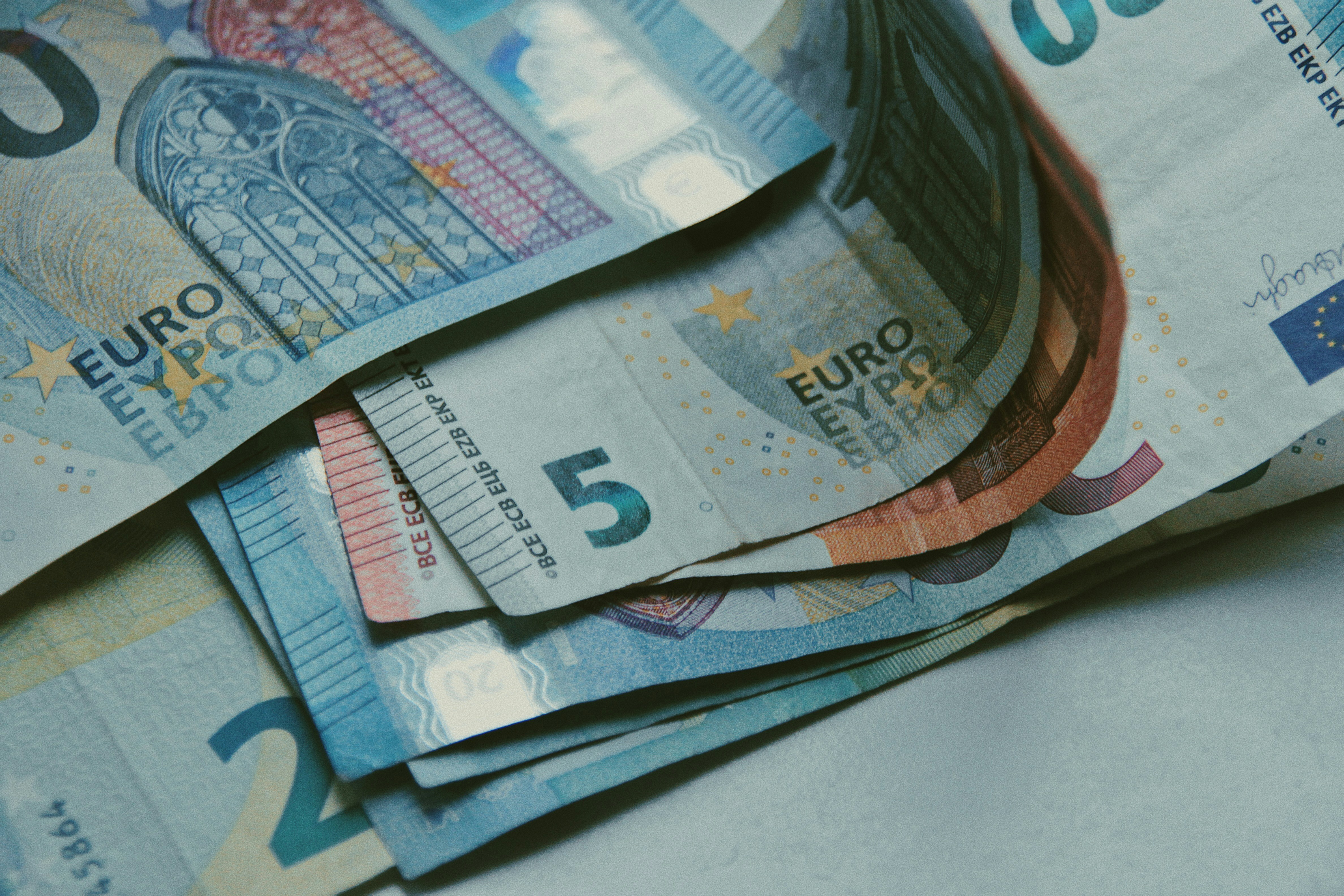 &Alpha;&Tau;&Alpha; &sigma;&tau;&omicron; 90%: &Tau;&iota; &alpha;&lambda;&lambda;ά&zeta;&epsilon;&iota; &sigma;&tau;&iota;&sigmaf; &alpha;&pi;&omicron;&lambda;&alpha;&beta;έ&sigmaf; &chi;&iota;&lambda;&iota;ά&delta;&omega;&nu; &delta;&iota;&kappa;&alpha;&iota;&omicron;ύ&chi;&omega;&nu;