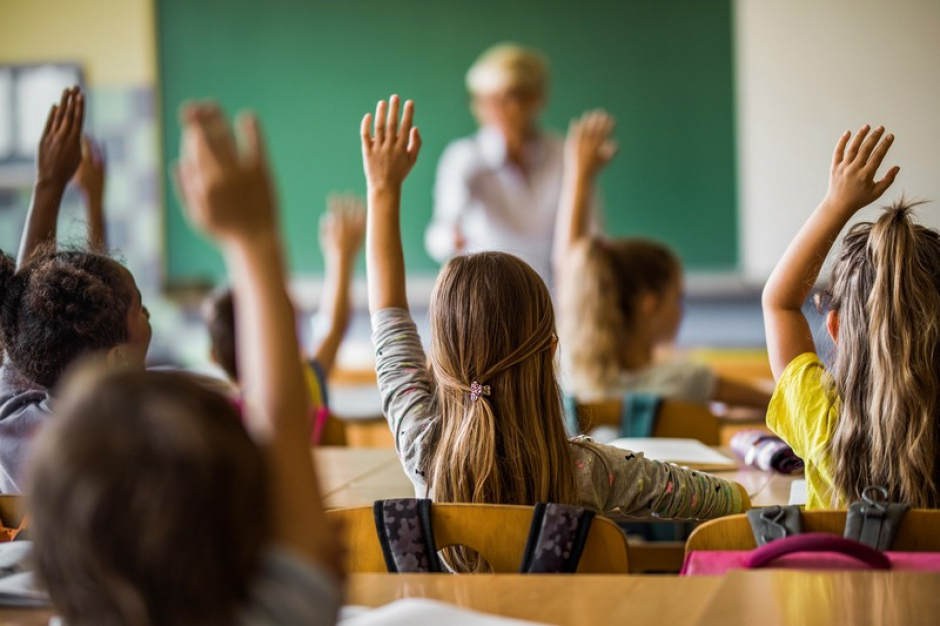 &laquo;Back to School &ndash; &Mu;&epsilon; &pi;&omicron;&lambda;&lambda;ά &pi;&alpha;&iota;&delta;&iota;&kappa;ά &chi;&alpha;&mu;ό&gamma;&epsilon;&lambda;&alpha;&raquo;: &Epsilon;&kappa;&sigma;&tau;&rho;&alpha;&tau;&epsilon;ί&alpha; &tau;&omicron;&upsilon; &Kappa;&upsilon;&pi;&rho;&iota;&alpha;&kappa;&omicron;ύ &Epsilon;&rho;&upsilon;&theta;&rho;&omicron;ύ &Sigma;&tau;&alpha;&upsilon;&rho;&omicron;ύ &gamma;&iota;&alpha; &tau;&eta; &sigma;&tau;ή&rho;&iota;&xi;&eta; &mu;&alpha;&theta;&eta;&tau;ώ&nu;