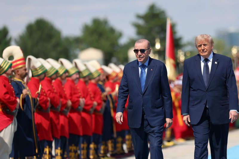 &Tau;&omicron; &mu;&epsilon;&gamma;ά&lambda;&omicron; &pi;&alpha;&zeta;ά&rho;&iota; &tau;&eta;&sigmaf; Ά&gamma;&kappa;&upsilon;&rho;&alpha;&sigmaf;: &Tau;&rho;&alpha;&mu;&pi;, &Epsilon;&rho;&nu;&tau;&omicron;&gamma;ά&nu; &kappa;&alpha;&iota; &tau;&alpha; F-35