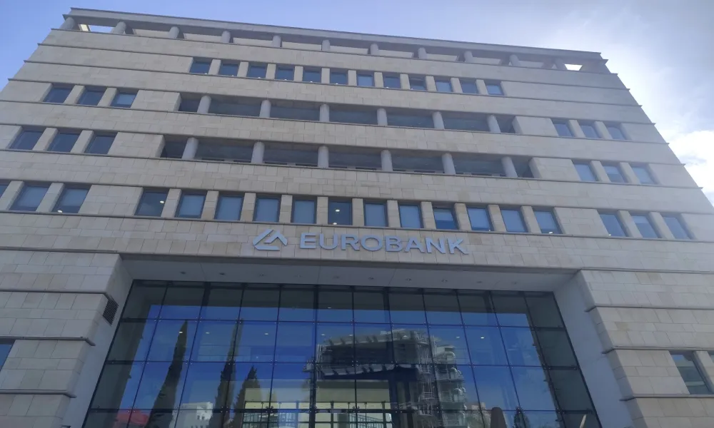 Eurobank: &Mu;&epsilon;ί&omega;&sigma;&eta; &mu;&epsilon;&tau;&omicron;&chi;&iota;&kappa;&omicron;ύ &kappa;&epsilon;&phi;&alpha;&lambda;&alpha;ί&omicron;&upsilon; &mu;&epsilon; &alpha;&kappa;ύ&rho;&omega;&sigma;&eta; 28 &epsilon;&kappa;&alpha;&tau;. &iota;&delta;ί&omega;&nu; &mu;&epsilon;&tau;&omicron;&chi;ώ&nu;