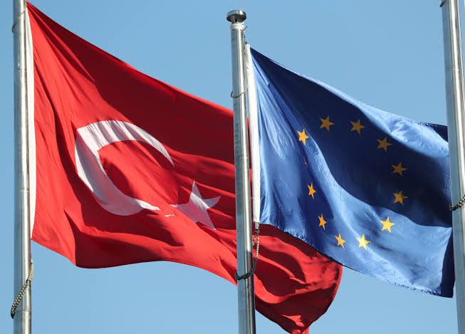 &Gamma;&iota;&alpha;&tau;ί &eta; &Epsilon;&upsilon;&rho;ώ&pi;&eta; &epsilon;&pi;&alpha;&nu;&alpha;&pi;&rho;&omicron;&sigma;&epsilon;&gamma;&gamma;ί&zeta;&epsilon;&iota; &tau;&eta;&nu; &Tau;&omicron;&upsilon;&rho;&kappa;ί&alpha;