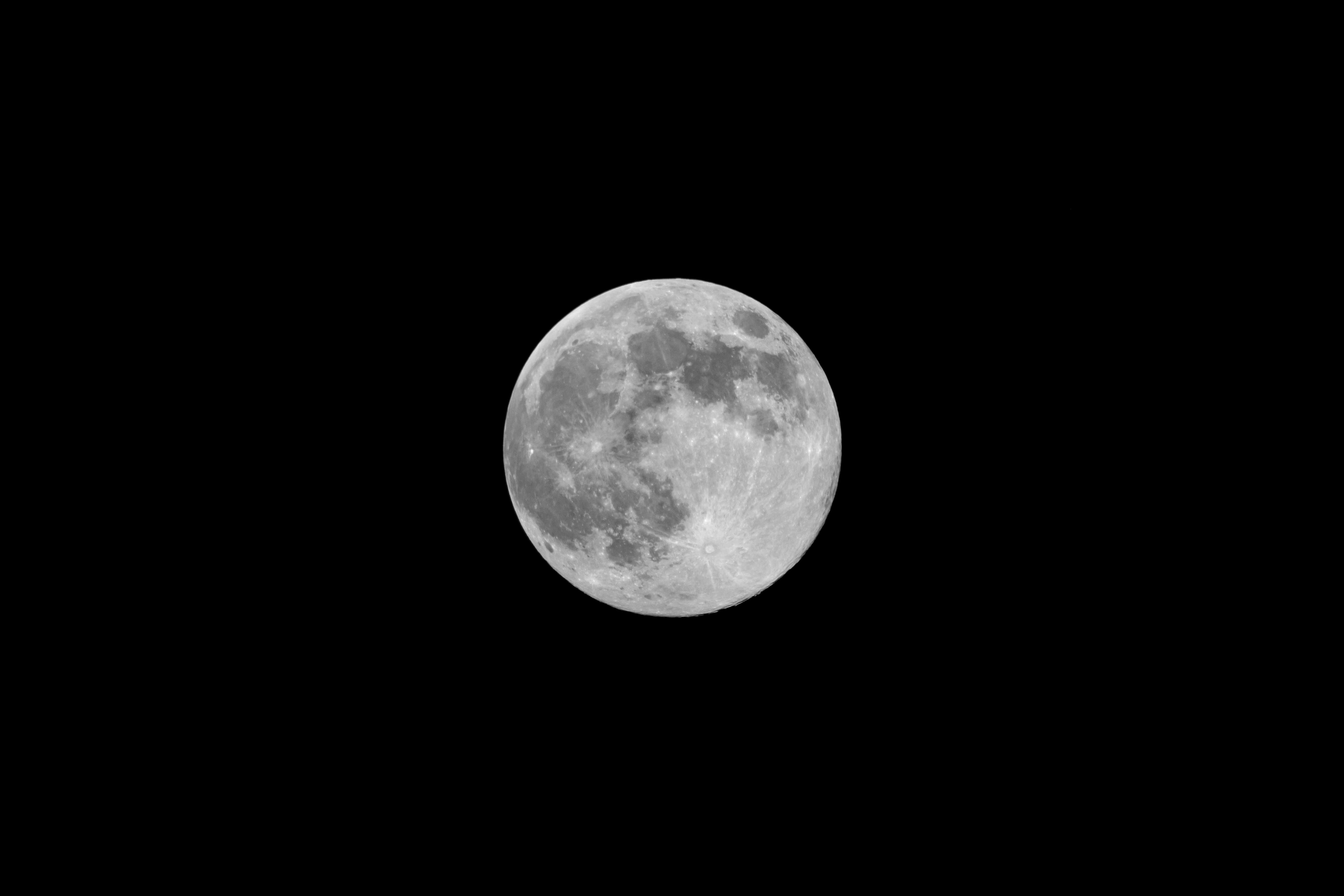&Eta; &Lambda;ά&rho;&nu;&alpha;&kappa;&alpha; &upsilon;&pi;&omicron;&delta;έ&chi;&epsilon;&tau;&alpha;&iota; &tau;&omicron; &pi;&rho;ώ&tau;&omicron; &laquo;Full Moon Market&raquo; &tau;&omicron;&upsilon; &kappa;&alpha;&lambda;&omicron;&kappa;&alpha;&iota;&rho;&iota;&omicron;ύ