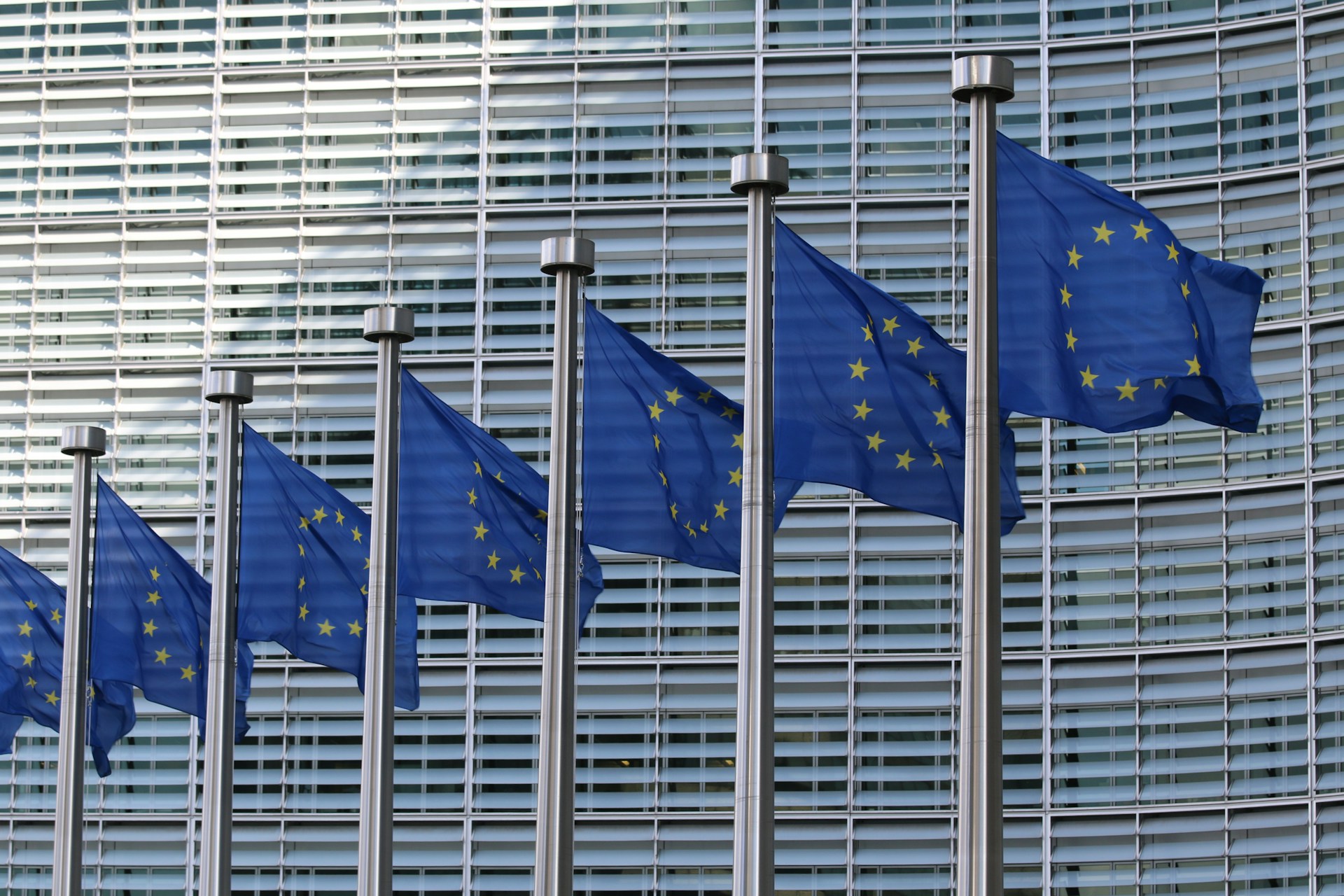&Kappa;&omicron;&mu;&iota;&sigma;&iota;ό&nu;: &Eta; &Epsilon;&Epsilon; &epsilon;ί&nu;&alpha;&iota; έ&tau;&omicron;&iota;&mu;&eta; &nu;&alpha; &delta;&iota;&alpha;&delta;&rho;&alpha;&mu;&alpha;&tau;ί&sigma;&epsilon;&iota; &laquo;&epsilon;&nu;&epsilon;&rho;&gamma;ό &rho;ό&lambda;&omicron;&raquo; &sigma;&tau;&omicron; &Kappa;&upsilon;&pi;&rho;&iota;&alpha;&kappa;ό