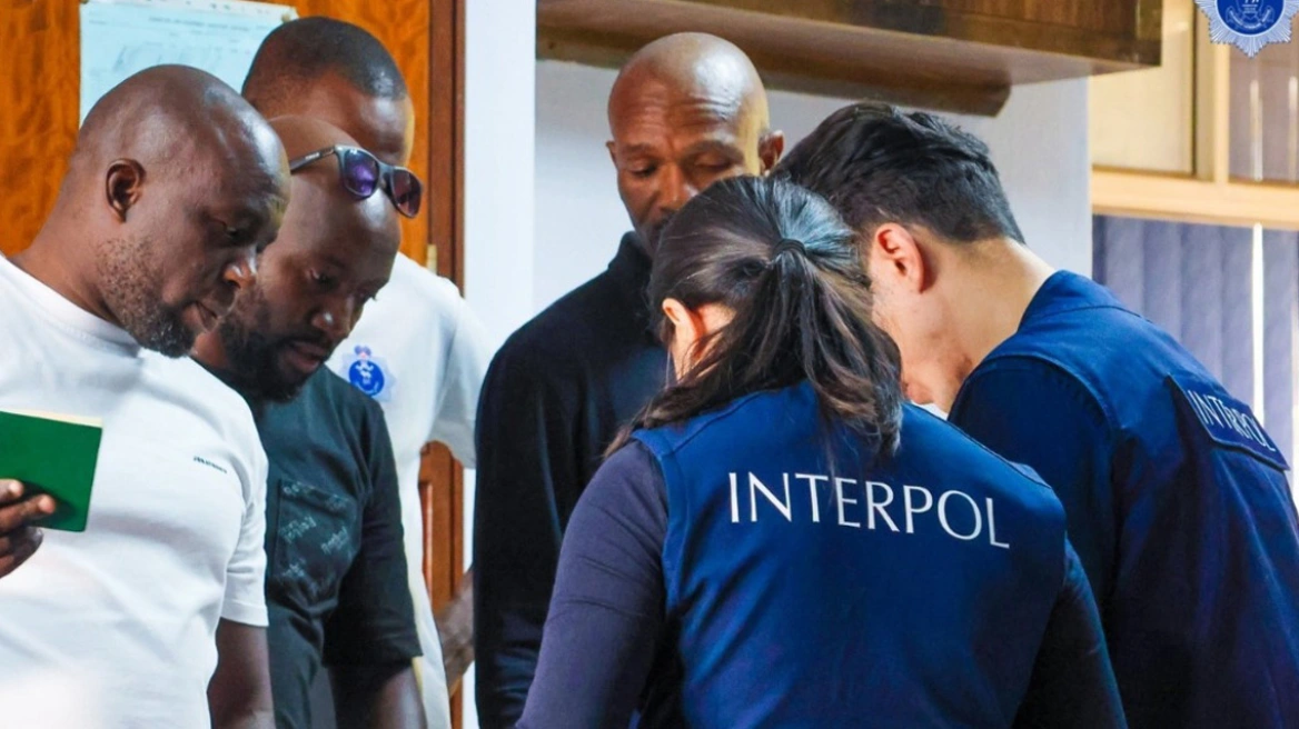 Interpol: &Pi;&alpha;&gamma;&kappa;ό&sigma;&mu;&iota;&omicron; &laquo;&mu;&pi;&lambda;ό&kappa;&omicron;&raquo; &sigma;&epsilon; &alpha;&pi;&alpha;&tau;&epsilon;ώ&nu;&epsilon;&sigmaf; &tau;&omicron;&upsilon; &delta;&iota;&alpha;&delta;&iota;&kappa;&tau;ύ&omicron;&upsilon; &ndash; 5.800 &sigma;&upsilon;&lambda;&lambda;ή&psi;&epsilon;&iota;&sigmaf; &kappa;&alpha;&iota; &kappa;&alpha;&tau;&alpha;&sigma;&chi;έ&sigma;&epsilon;&iota;&sigmaf; $300 &epsilon;&kappa;&alpha;&tau;&omicron;&mu;&mu;&upsilon;&rho;ί&omega;&nu;