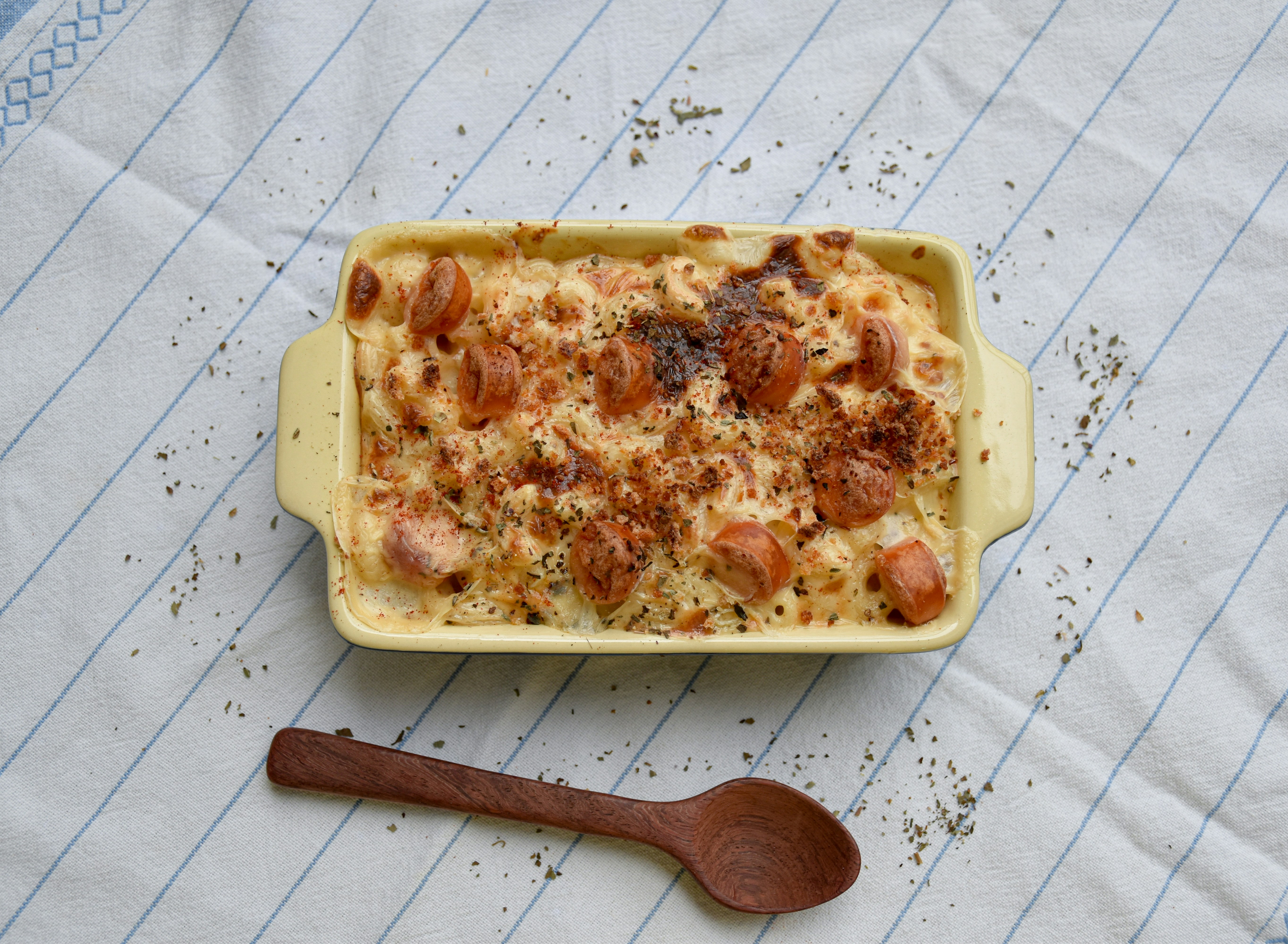 Creamy mac cheese &mu;&epsilon; &tau;&rho;&alpha;&gamma;&alpha;&nu;ό bacon crumble