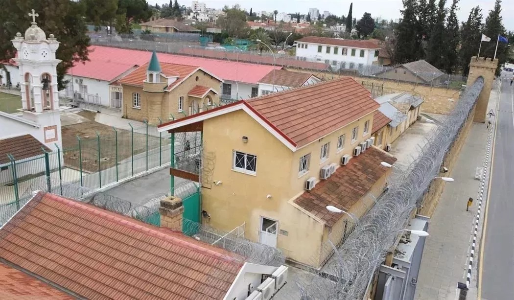 &Upsilon;&pi;&omicron;&upsilon;&rho;&gamma;&epsilon;ί&omicron; &Delta;&iota;&kappa;&alpha;&iota;&omicron;&sigma;ύ&nu;&eta;&sigmaf;: &Tau;&alpha; &pi;&rho;&omicron;&beta;&lambda;ή&mu;&alpha;&tau;&alpha; &sigma;&tau;&iota;&sigmaf; &Kappa;.&Phi;. &alpha;&nu;&tau;&iota;&mu;&epsilon;&tau;&omega;&pi;ί&zeta;&omicron;&nu;&tau;&alpha;&iota; &mu;&epsilon; &sigma;&chi;έ&delta;&iota;&omicron;, ό&chi;&iota; &mu;&epsilon; &laquo;&theta;ό&rho;&upsilon;&beta;&omicron;&raquo;