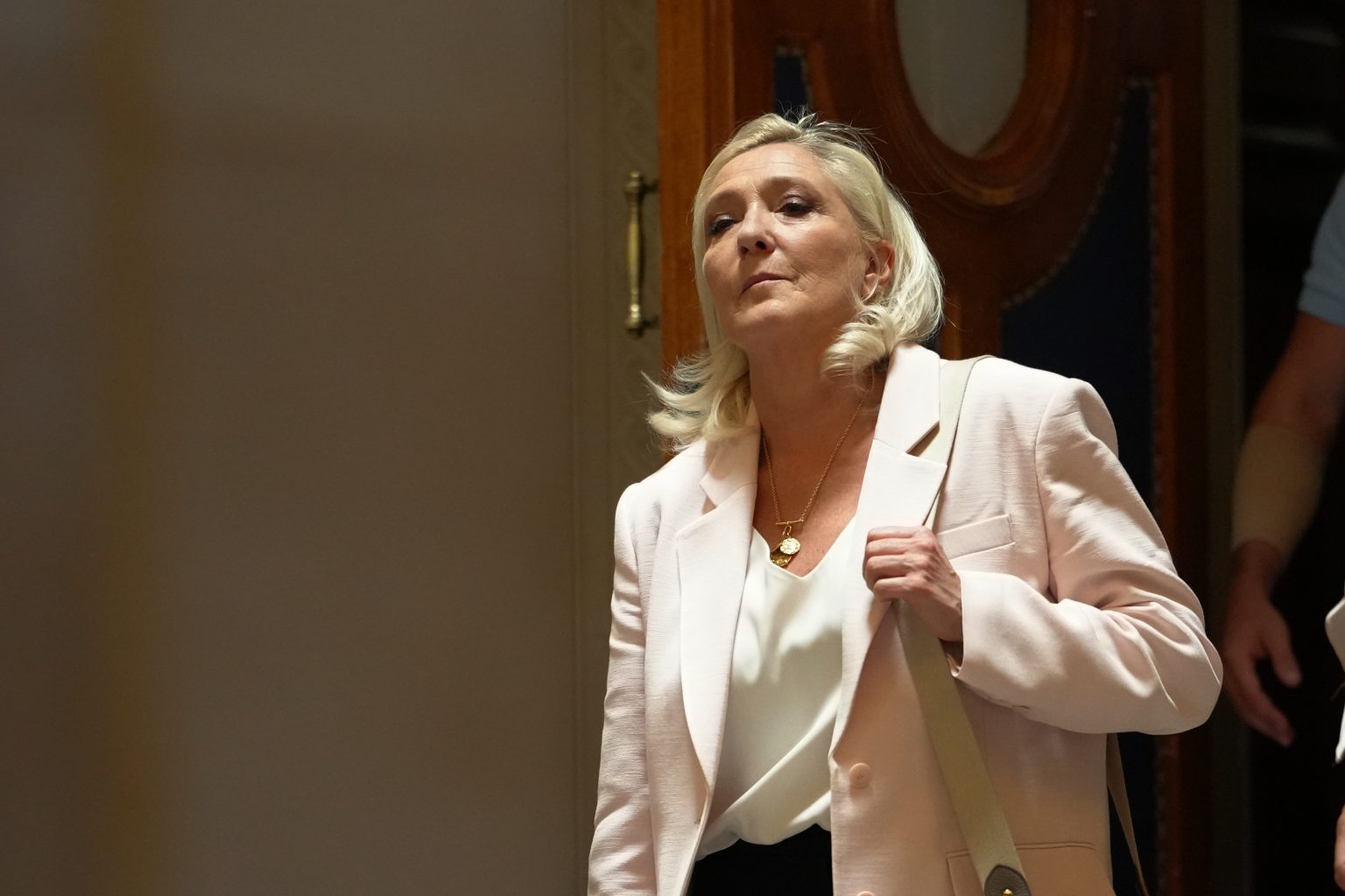 &Gamma;&alpha;&lambda;&lambda;ί&alpha;: &Alpha;&pi;&omicron;&phi;&alpha;&sigma;ί&zeta;&epsilon;&iota; &alpha;&pi;ό&psi;&epsilon; &eta; &Lambda;&epsilon; &Pi;&epsilon;&nu; &gamma;&iota;&alpha; &tau;&omicron; &alpha;&nu; &theta;&alpha; &delta;&iota;&epsilon;&xi;&alpha;&gamma;ά&gamma;&epsilon;&iota; &pi;&rho;&omicron;&epsilon;&delta;&rho;&iota;&kappa;ή &kappa;&alpha;&mu;&pi;ά&nu;&iota;&alpha; &phi;&omicron;&rho;ώ&nu;&tau;&alpha;&sigmaf; &eta;&lambda;&epsilon;&kappa;&tau;&rho;&omicron;&nu;&iota;&kappa;ό &beta;&rho;&alpha;&chi;&iota;&omicron;&lambda;ά&kappa;&iota;