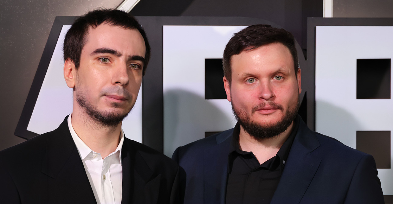 Vovan &kappa;&alpha;&iota; Lexus: &Pi;&omicron;&iota;&omicron;&iota; &epsilon;ί&nu;&alpha;&iota; &omicron;&iota; &Rho;ώ&sigma;&omicron;&iota; &phi;&alpha;&rho;&sigma;έ&rho; &pi;&omicron;&upsilon; &pi;&alpha;&gamma;ί&delta;&epsilon;&upsilon;&sigma;&alpha;&nu; &tau;&omicron;&nu; &sigma;ύ&mu;&beta;&omicron;&upsilon;&lambda;&omicron; &Epsilon;&theta;&nu;&iota;&kappa;ή&sigmaf; &Alpha;&sigma;&phi;ά&lambda;&epsilon;&iota;&alpha;&sigmaf; &tau;&omicron;&upsilon; &Mu;&eta;&tau;&sigma;&omicron;&tau;ά&kappa;&eta;