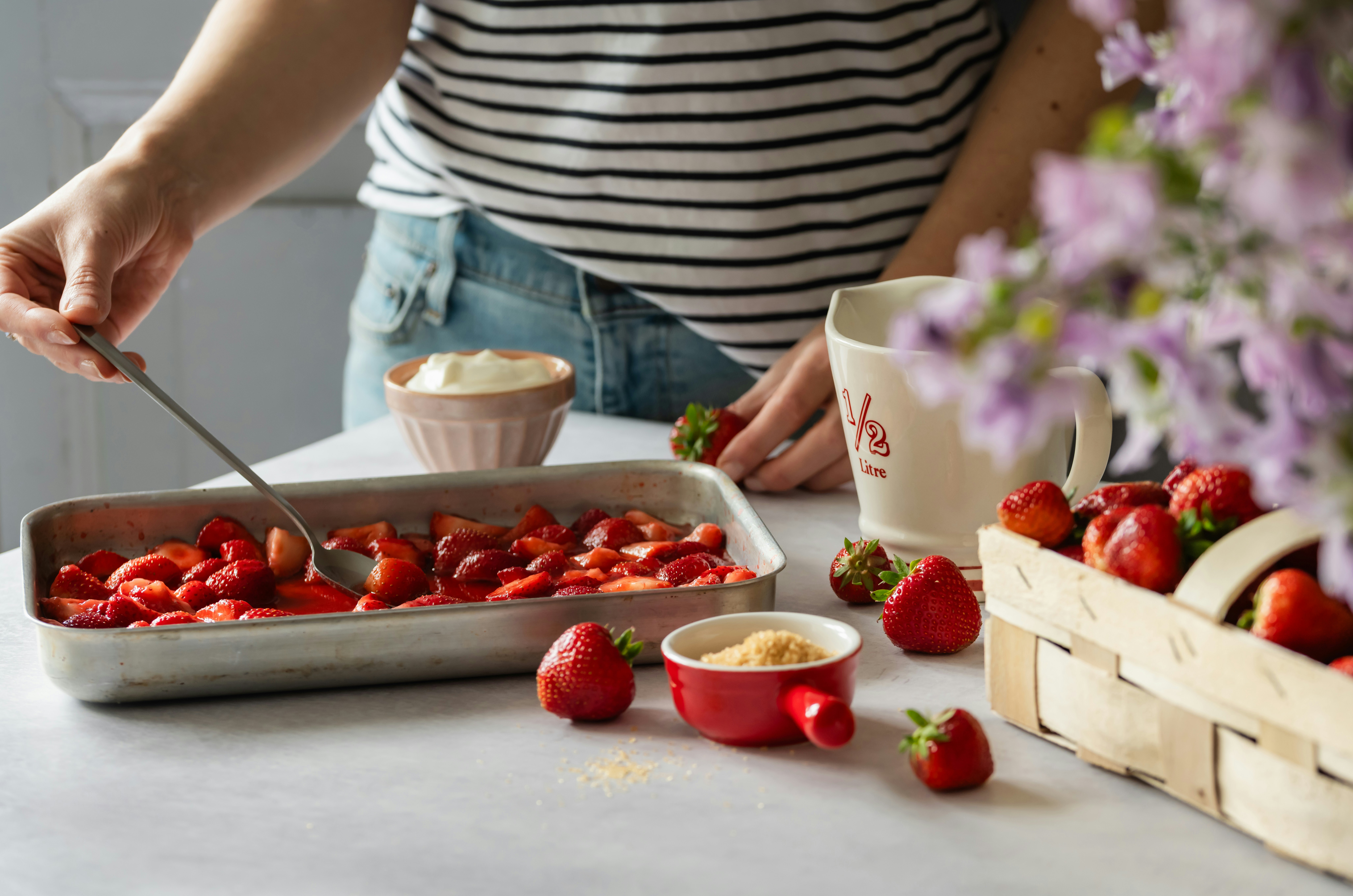 Frozen yogurt bark &mu;&epsilon; &phi;&rho;ά&omicron;&upsilon;&lambda;&epsilon;&sigmaf; &kappa;&alpha;&iota; &sigma;&omicron;&kappa;&omicron;&lambda;ά&tau;&alpha;