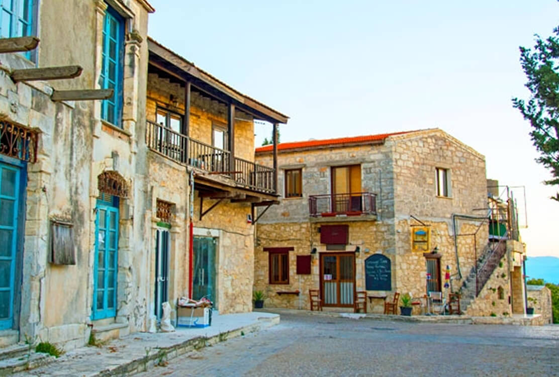 &Tau;&omicron; Kathikas Late Summer Festival &epsilon;&pi;&iota;&sigma;&tau;&rho;έ&phi;&epsilon;&iota; &mu;&epsilon; &mu;&iota;&alpha; &mu;&epsilon;&gamma;ά&lambda;&eta; &gamma;&iota;&omicron;&rho;&tau;ή &gamma;&iota;&alpha; &mu;&iota;&kappa;&rho;&omicron;ύ&sigmaf; &kappa;&alpha;&iota; &mu;&epsilon;&gamma;ά&lambda;&omicron;&upsilon;&sigmaf;