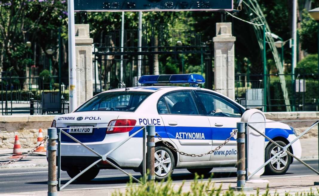 &Tau;&omicron;&nu; &pi;&rho;&omicron;&sigma;έ&gamma;&gamma;&iota;&sigma;&alpha;&nu; &kappa;&alpha;&iota; &tau;&omicron;&upsilon; &lambda;ή&sigma;&tau;&epsilon;&psi;&alpha;&nu; &tau;&eta;&nu; &tau;&sigma;ά&nu;&tau;&alpha; &epsilon;&nu;ώ &pi;&epsilon;&rho;&pi;&alpha;&tau;&omicron;ύ&sigma;&epsilon; &sigma;&epsilon; &delta;&rho;ό&mu;&omicron; &tau;&eta;&sigmaf; &Lambda;&epsilon;&mu;&epsilon;&sigma;&omicron;ύ