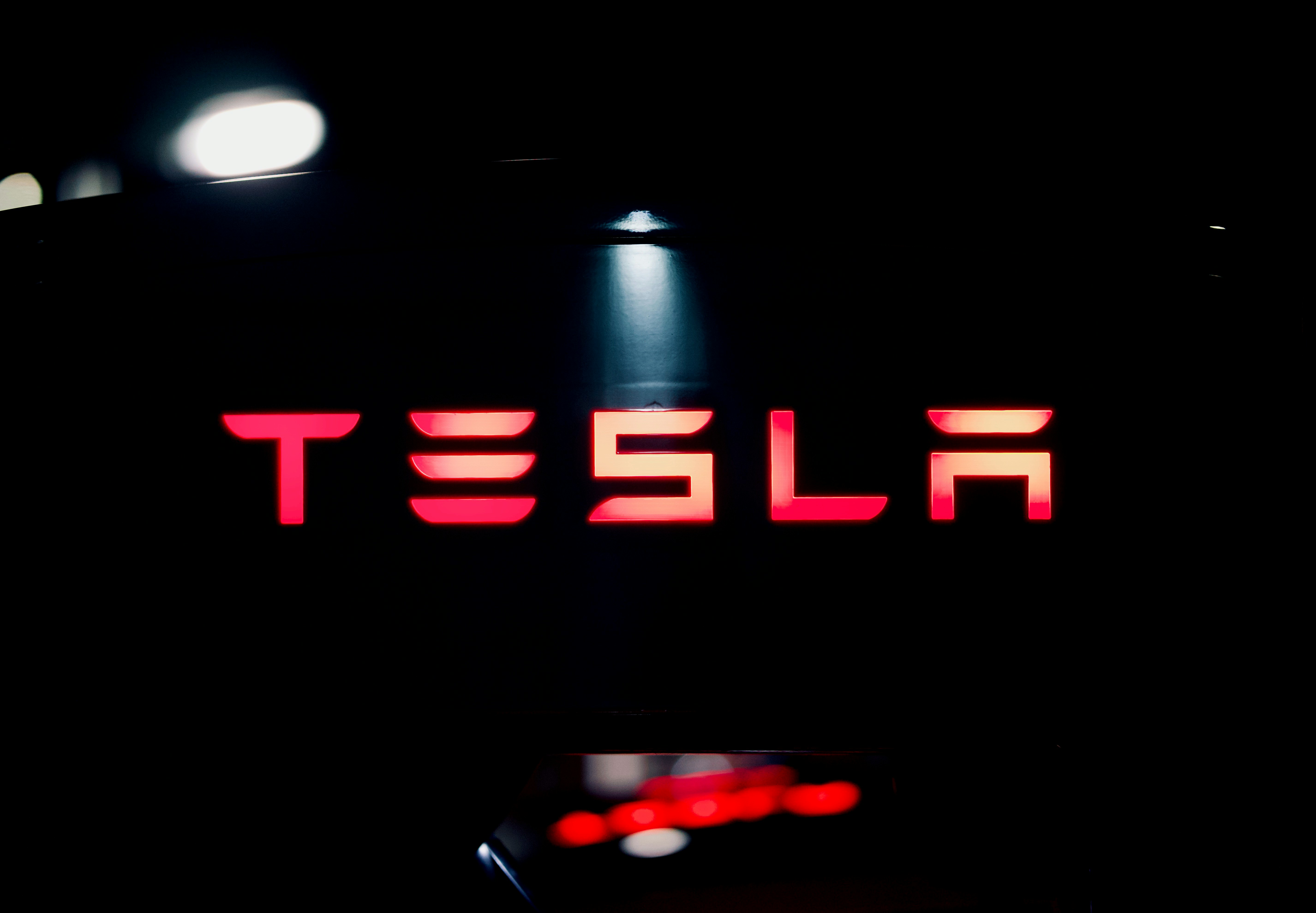 &Eta; Tesla &alpha;&nu;&epsilon;&beta;ά&zeta;&epsilon;&iota; &tau;&iota;&sigmaf; &epsilon;&pi;&epsilon;&nu;&delta;ύ&sigma;&epsilon;&iota;&sigmaf; &sigma;&tau;&alpha; 25 &delta;&iota;&sigma;. &delta;&omicron;&lambda;ά&rho;&iota;&alpha;, &alpha;&lambda;&lambda;ά &mu;&epsilon;&tau;&alpha;&theta;έ&tau;&epsilon;&iota; &tau;&eta; &mu;&alpha;&zeta;&iota;&kappa;ή &pi;&alpha;&rho;&alpha;&gamma;&omega;&gamma;ή &nu;έ&omega;&nu; &pi;&rho;&omicron;ϊό&nu;&tau;&omega;&nu;