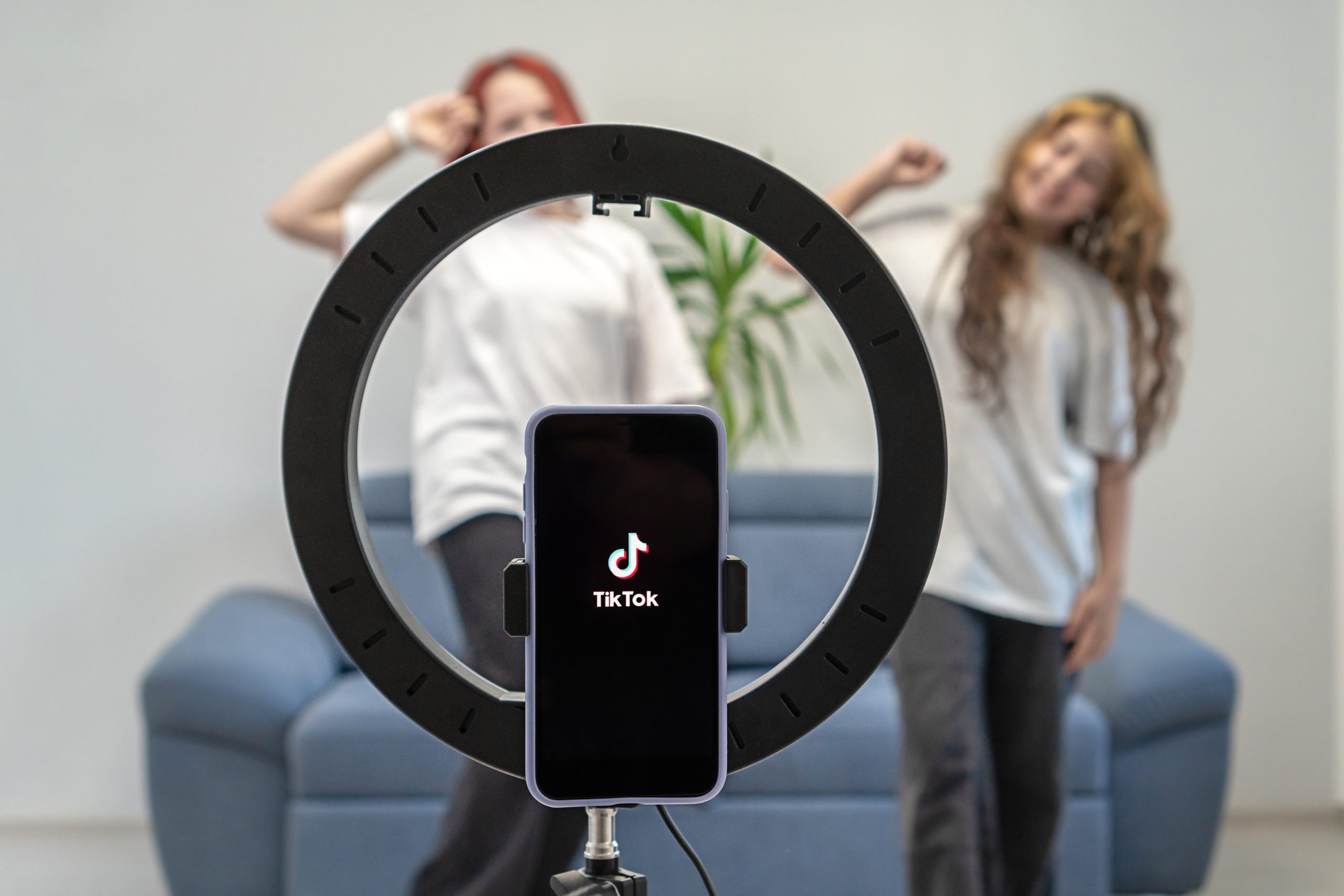 &Eta;&nu;&omega;&mu;έ&nu;&omicron; &Beta;&alpha;&sigma;ί&lambda;&epsilon;&iota;&omicron;: &Tau;&omicron; TikTok &alpha;&nu;&tau;&iota;&mu;έ&tau;&omega;&pi;&omicron; &mu;&epsilon; &beta;&alpha;&rho;&iota;ά &pi;&rho;ό&sigma;&tau;&iota;&mu;&alpha; &kappa;&alpha;&iota; &pi;&iota;&theta;&alpha;&nu;ό &mu;&pi;&lambda;&omicron;&kappa;ά&rho;&iota;&sigma;&mu;&alpha;