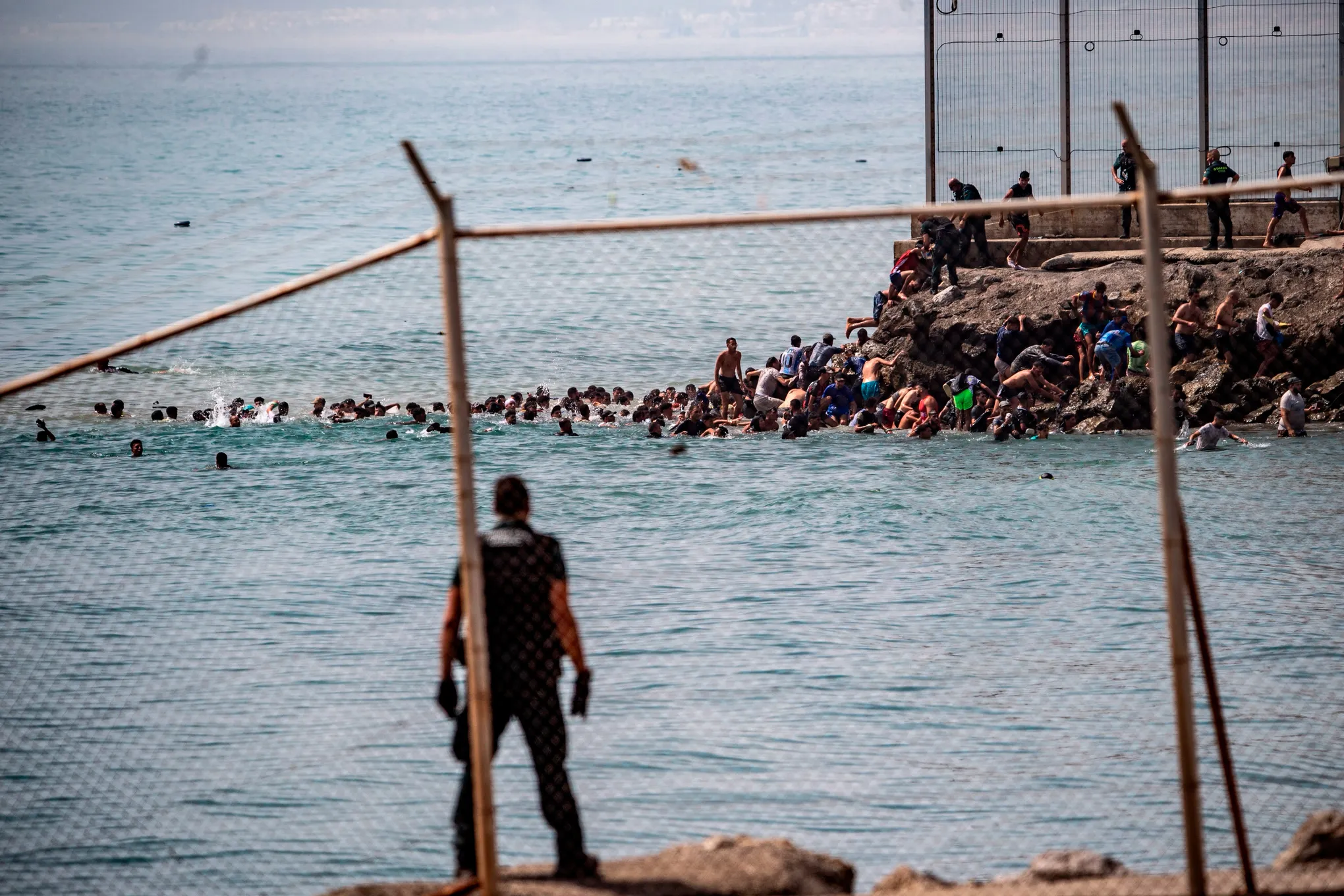 &Iota;&sigma;&pi;&alpha;&nu;ί&alpha;: &Kappa;&lambda;&iota;&mu;&alpha;&kappa;ώ&nu;&epsilon;&tau;&alpha;&iota; &eta; &kappa;&rho;ί&sigma;&eta; &sigma;&tau;&eta; &Theta;έ&omicron;&upsilon;&tau;&alpha; &ndash; 10 &nu;&epsilon;&kappa;&rho;&omicron;ί &ndash; &Sigma;&tau;&eta; &mu;&epsilon;&theta;ό&rho;&iota;&omicron; &omicron; &Sigma;ά&nu;&tau;&sigma;&epsilon;&theta; &mu;&epsilon;&tau;ά &tau;&iota;&sigmaf; &mu;&alpha;&zeta;&iota;&kappa;έ&sigmaf; &alpha;&phi;ί&xi;&epsilon;&iota;&sigmaf;