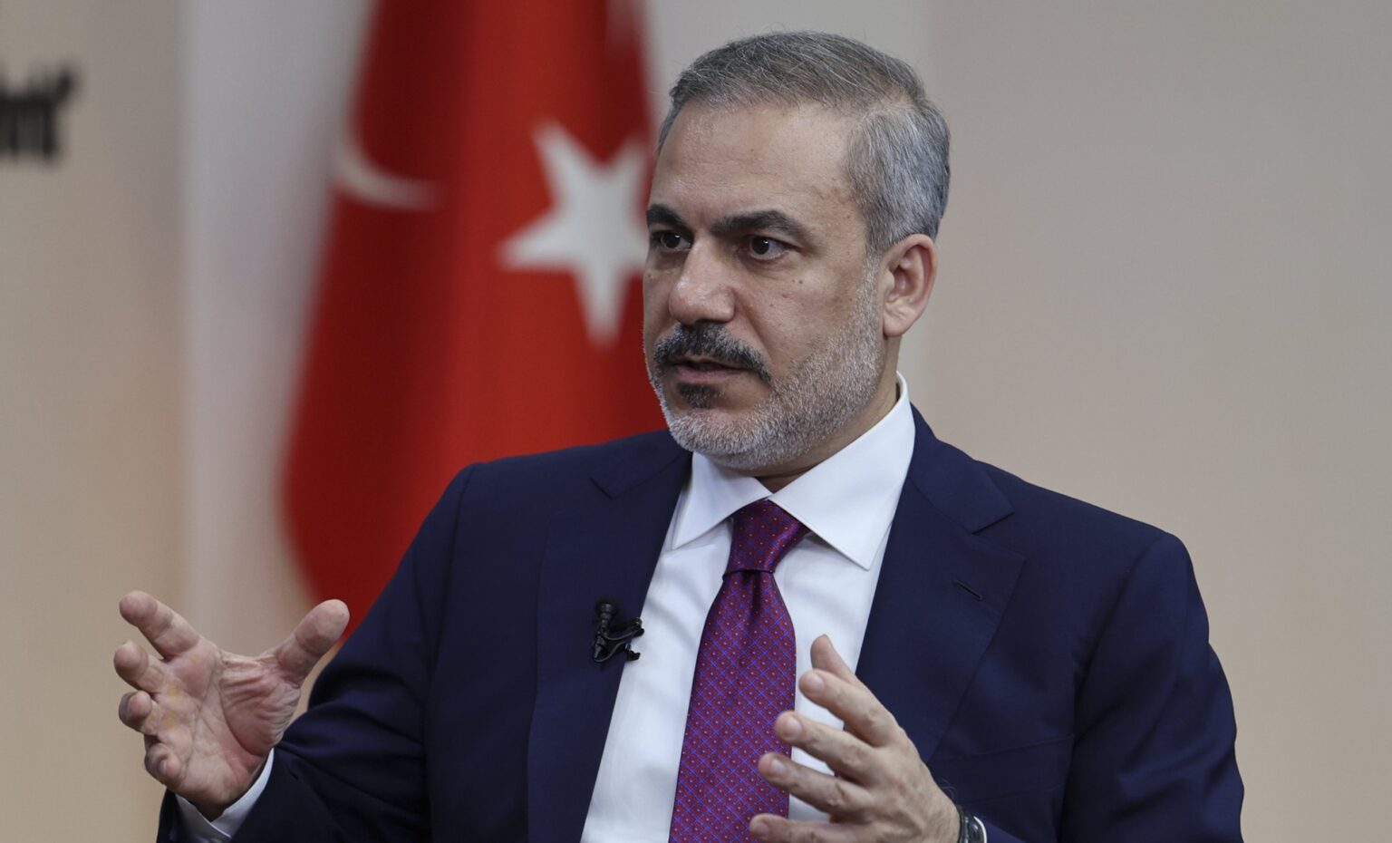 &Phi;&iota;&nu;&tau;ά&nu;: &Eta; &epsilon;&lambda;&lambda;&eta;&nu;&omicron;&kappa;&upsilon;&pi;&rho;&iota;&alpha;&kappa;ή &pi;&lambda;&epsilon;&upsilon;&rho;ά &epsilon;&mu;&pi;&omicron;&delta;ί&zeta;&epsilon;&iota; &tau;&eta;&nu; &epsilon;&pi;&iota;&kappa;&alpha;&iota;&rho;&omicron;&pi;&omicron;ί&eta;&sigma;&eta; &tau;&eta;&sigmaf; &Tau;&epsilon;&lambda;&omega;&nu;&epsilon;&iota;&alpha;&kappa;ή&sigmaf; Έ&nu;&omega;&sigma;&eta;&sigmaf;
