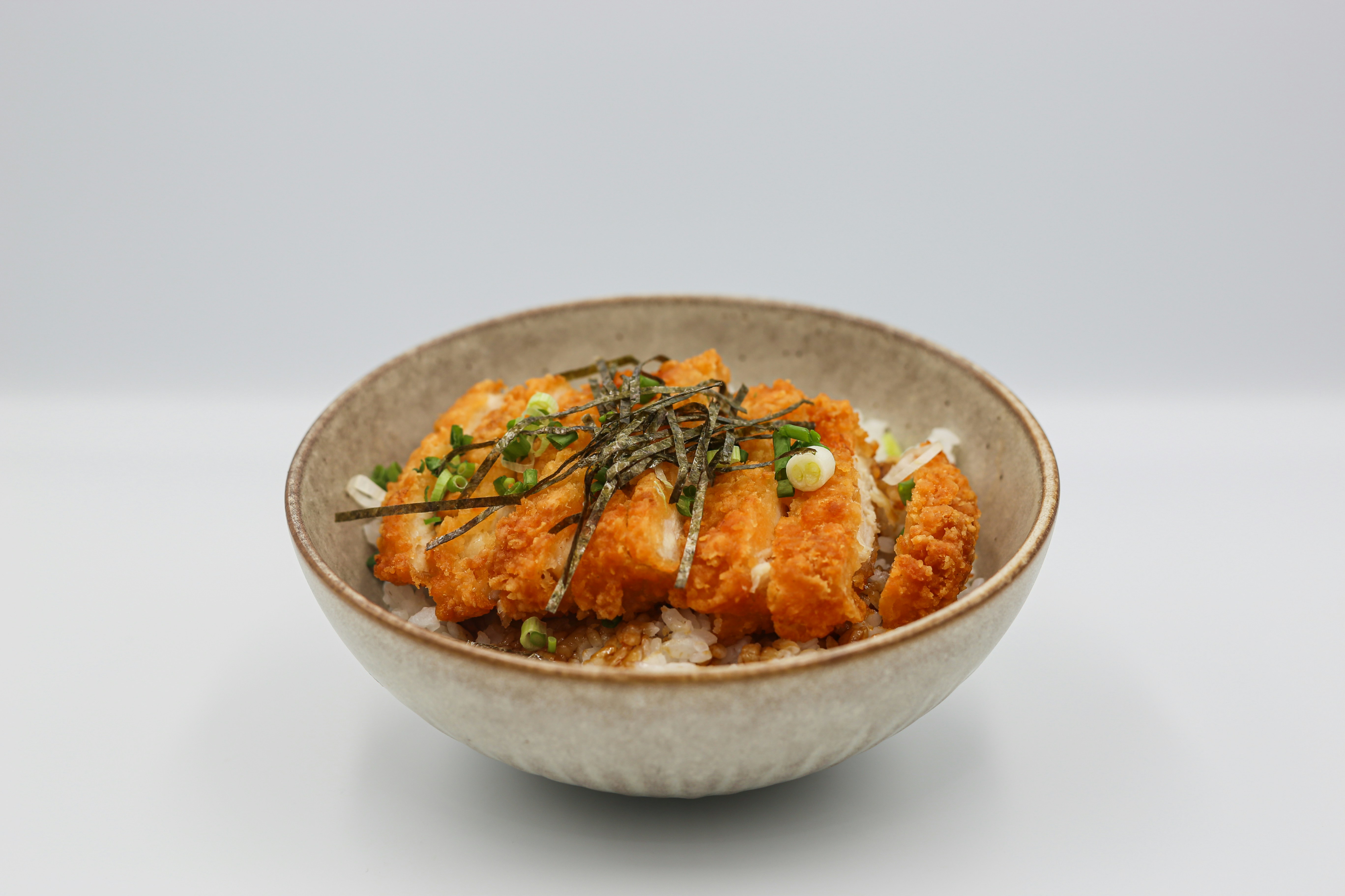 Crispy chicken bowl &mu;&epsilon; &rho;ύ&zeta;&iota; &kappa;&alpha;&iota; &pi;&iota;&kappa;ά&nu;&tau;&iota;&kappa;&eta; mayo