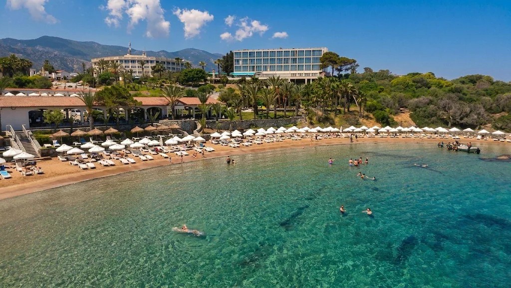 Mermaid Hotel: &Alpha;&pi;ό &tau;&eta; &laquo;&Nu;&epsilon;&rho;ά&iota;&delta;&alpha;&raquo; &tau;&omicron;&upsilon; &Kappa;&alpha;&rho;&alpha;&beta;ά &sigma;&tau;&eta;&nu; &tau;&rho;&alpha;&gamma;&omega;&delta;ί&alpha; &tau;&eta;&sigmaf; &Epsilon;&lambda;&iota;ά&sigmaf;