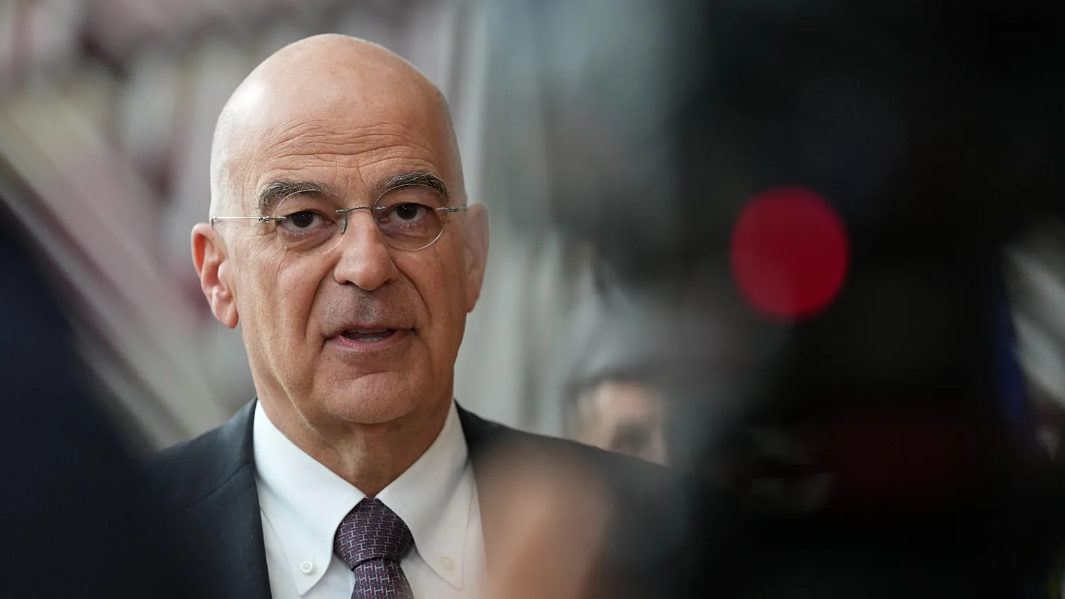 &Delta;έ&nu;&delta;&iota;&alpha;&sigmaf; &gamma;&iota;&alpha; &Kappa;&upsilon;&pi;&rho;&iota;&alpha;&kappa;ό: &laquo;&Pi;&alpha;&rho;&alpha;&mu;έ&nu;&epsilon;&iota; &zeta;ή&tau;&eta;&mu;&alpha; &pi;&alpha;&rho;ά&nu;&omicron;&mu;&eta;&sigmaf; &sigma;&tau;&rho;&alpha;&tau;&iota;&omega;&tau;&iota;&kappa;ή&sigmaf;