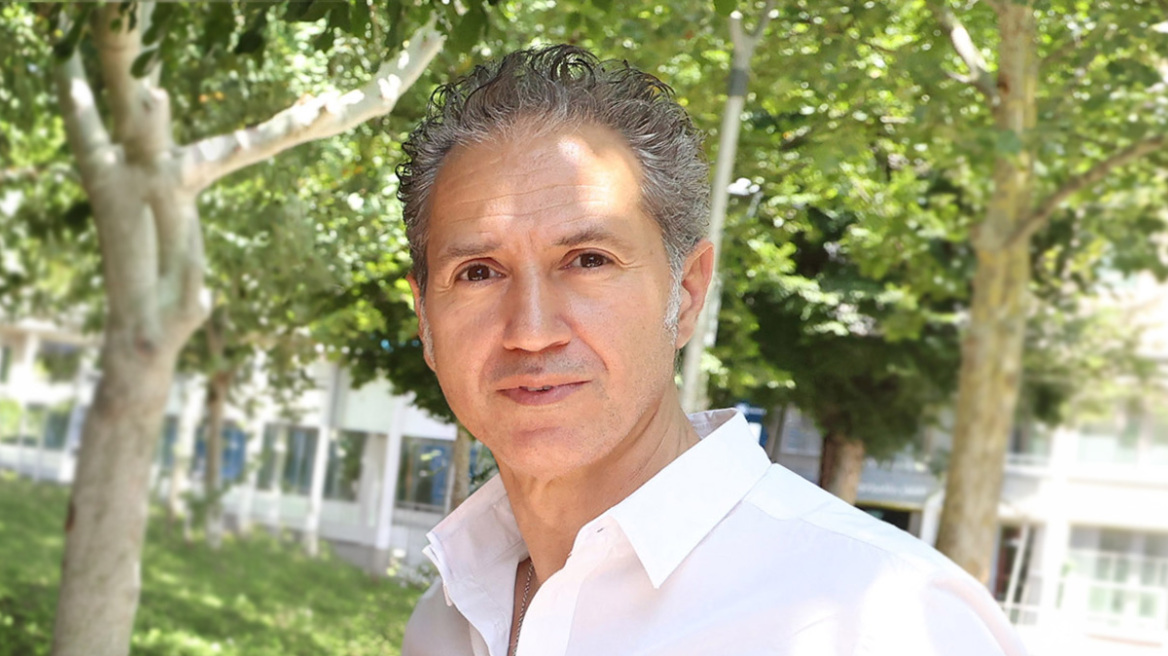 &Kappa;&eta;&delta;&epsilon;ί&alpha; &Delta;&eta;&mu;ή&tau;&rho;&eta; &Kappa;ό&kappa;&omicron;&tau;&alpha;: &Eta; &omicron;&iota;&kappa;&omicron;&gamma;έ&nu;&epsilon;&iota;ά &tau;&omicron;&upsilon; &kappa;&alpha;&iota; &omicron; &kappa;&alpha;&lambda;&lambda;&iota;&tau;&epsilon;&chi;&nu;&iota;&kappa;ό&sigmaf; &kappa;ό&sigma;&mu;&omicron;&sigmaf; έ&delta;&omega;&sigma;&alpha;&nu; &tau;&omicron; &laquo;&pi;&alpha;&rho;ώ&nu;&raquo; &tau;&omicron;&upsilon;&sigmaf; &sigma;&tau;&omicron; &tau;&epsilon;&lambda;&epsilon;&upsilon;&tau;&alpha;ί&omicron; &laquo;&alpha;&nu;&tau;ί&omicron;&raquo; (&Beta;ί&nu;&tau;&epsilon;&omicron;)