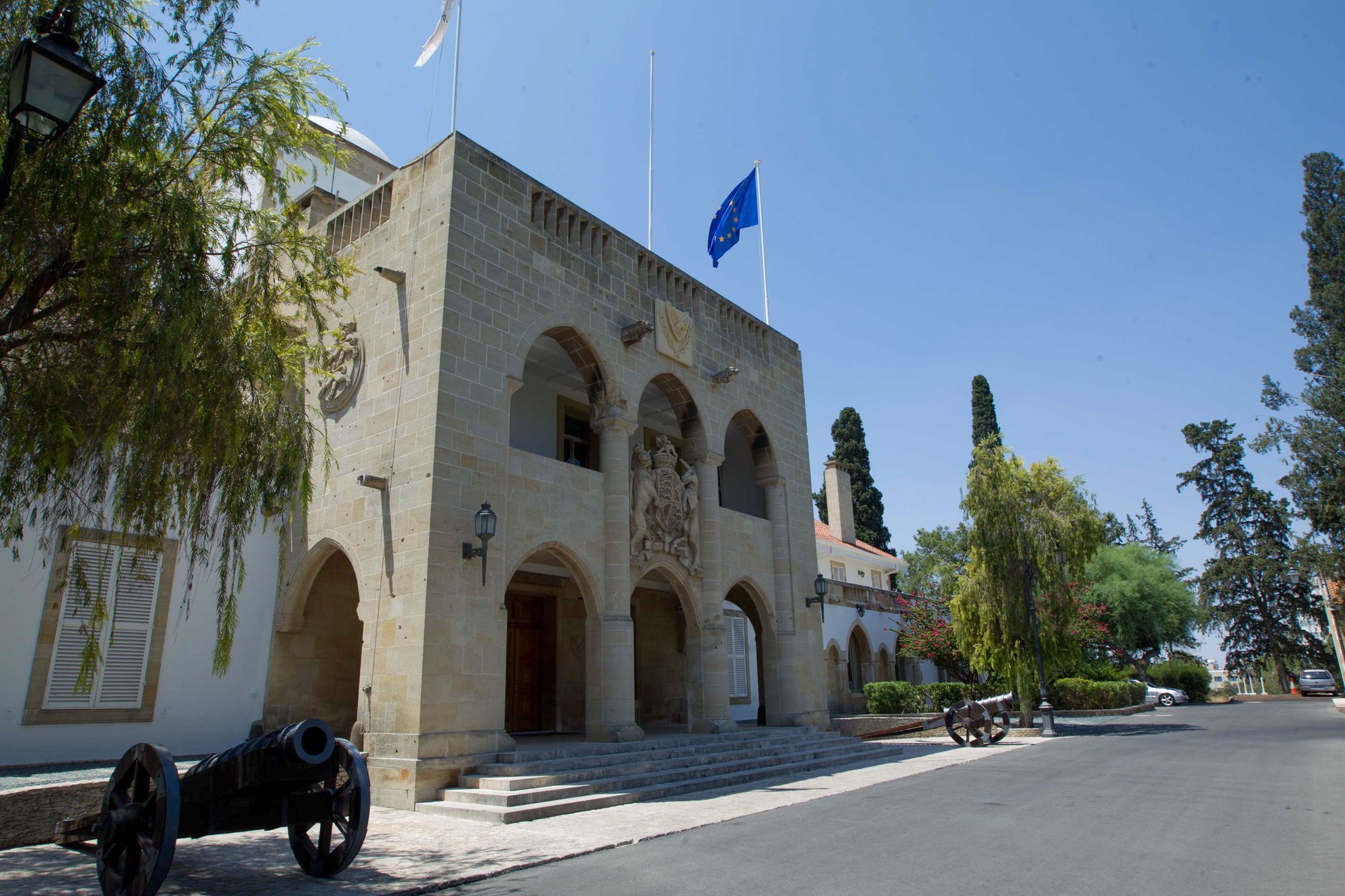 Ά&mu;&epsilon;&sigma;&eta; &Alpha;&nu;ά&lambda;&upsilon;&sigma;&eta;: &Pi;&omicron;&lambda;ύ&sigmaf; &theta;ό&rho;&upsilon;&beta;&omicron;&sigmaf;, &epsilon;&lambda;ά&chi;&iota;&sigma;&tau;&omicron; &alpha;&pi;&omicron;&tau;έ&lambda;&epsilon;&sigma;&mu;&alpha;