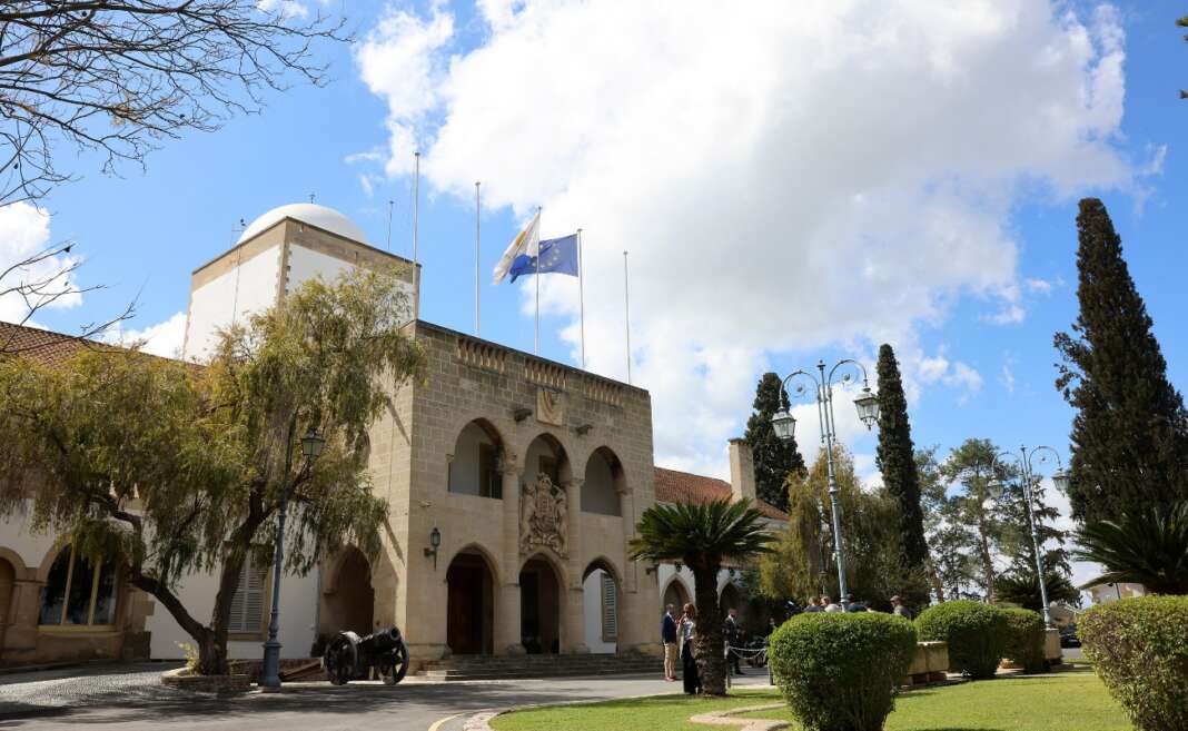 &Tau;&omicron; &sigma;&chi;ή&mu;&alpha; &mu;&epsilon; &tau;&omicron; &omicron;&pi;&omicron;ί&omicron; &omicron; &Chi;&rho;&iota;&sigma;&tau;&omicron;&delta;&omicron;&upsilon;&lambda;ί&delta;&eta;&sigmaf; &pi;ά&epsilon;&iota; &sigma;&tau;&iota;&sigmaf; &epsilon;&kappa;&lambda;&omicron;&gamma;έ&sigmaf;