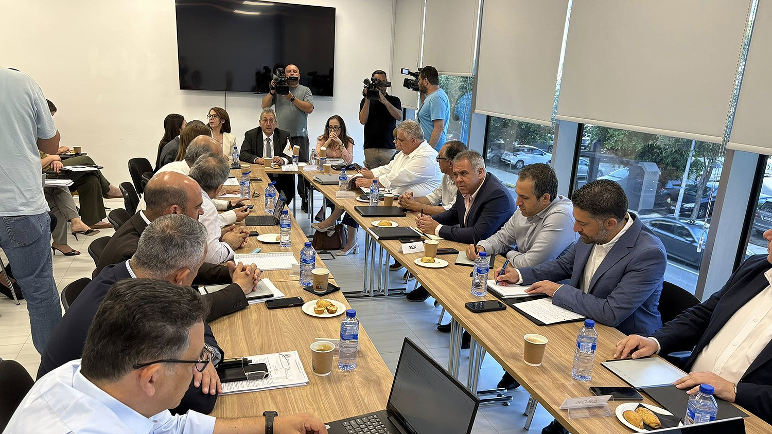 &Sigma;&upsilon;&nu;&tau;&alpha;&xi;&iota;&omicron;&delta;&omicron;&tau;&iota;&kappa;ή &mu;&epsilon;&tau;&alpha;&rho;&rho;ύ&theta;&mu;&iota;&sigma;&eta;: &Omicron;&iota; &kappa;&omicron;&iota;&nu;&omega;&nu;&iota;&kappa;&omicron;ί &epsilon;&tau;&alpha;ί&rho;&omicron;&iota; &epsilon;&nu;&tau;&omicron;&pi;ί&zeta;&omicron;&upsilon;&nu; &kappa;&epsilon;&nu;ά &kappa;&alpha;&iota; &zeta;&eta;&tau;&omicron;ύ&nu; &delta;&iota;&epsilon;&upsilon;&kappa;&rho;&iota;&nu;ί&sigma;&epsilon;&iota;&sigmaf;