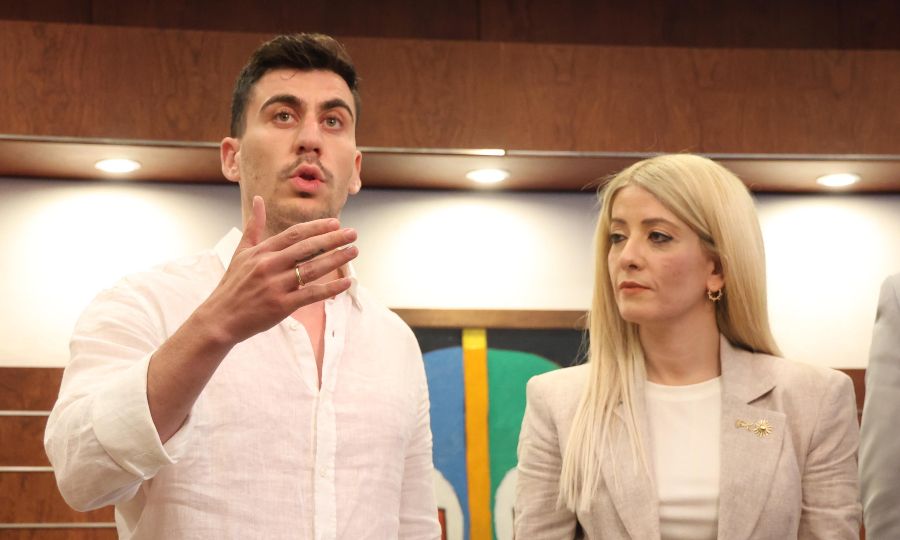 &laquo;&Sigma;ή&kappa;&omega;&sigma;&epsilon; &tau;&omicron; &gamma;ά&nu;&tau;&iota;&raquo; &gamma;&iota;&alpha; &tau;&alpha; &beta;&iota;&nu;&tau;&epsilon;ά&kappa;&iota;&alpha; &eta; Ά&mu;&epsilon;&sigma;&eta; &Delta;&eta;&mu;&omicron;&kappa;&rho;&alpha;&tau;ί&alpha;