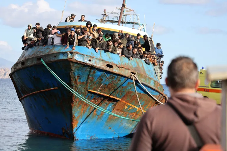 &Kappa;&rho;ή&tau;&eta;: &Sigma;&upsilon;&nu;&epsilon;&chi;ί&zeta;&omicron;&nu;&tau;&alpha;&iota; &omicron;&iota; &alpha;&phi;ί&xi;&epsilon;&iota;&sigmaf; &mu;&epsilon;&tau;&alpha;&nu;&alpha;&sigma;&tau;ώ&nu; &ndash; 347 ά&nu;&theta;&rho;&omega;&pi;&omicron;&iota; &delta;&iota;&alpha;&sigma;ώ&theta;&eta;&kappa;&alpha;&nu; &sigma;&epsilon; 48 ώ&rho;&epsilon;&sigmaf;