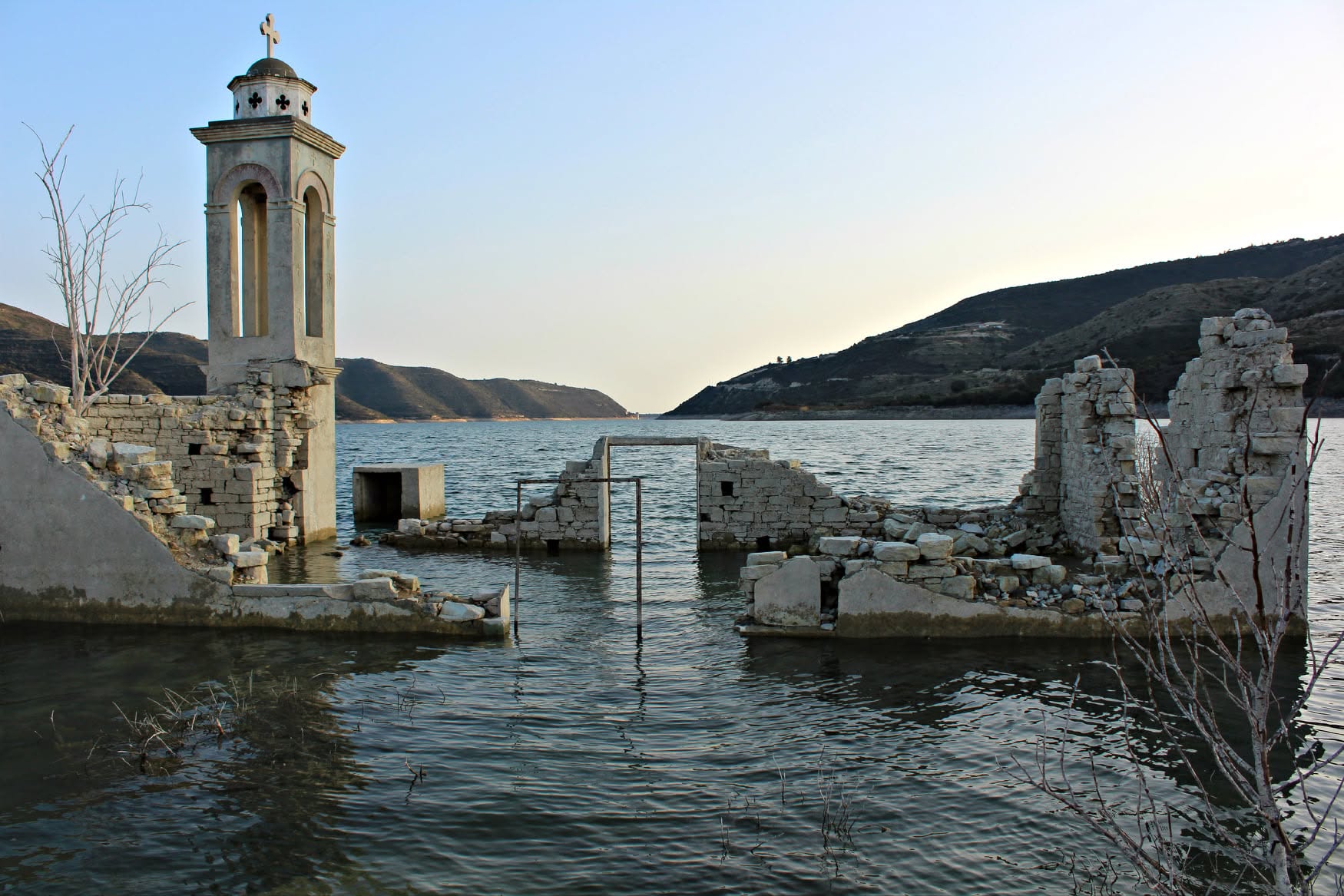 &Eta; &epsilon;&kappa;&kappa;&lambda;&eta;&sigma;ί&alpha; &pi;&omicron;&upsilon; &beta;&gamma;&alpha;ί&nu;&epsilon;&iota; &alpha;&pi;ό &tau;&omicron; &nu;&epsilon;&rho;ό: &Tau;&omicron; &laquo;&kappa;&rho;&upsilon;&phi;ό&raquo; &sigma;&tau;&omicron;&lambda;ί&delta;&iota; &tau;&eta;&sigmaf; &Kappa;ύ&pi;&rho;&omicron;&upsilon; &pi;&omicron;&upsilon; έ&chi;&epsilon;&iota; &mu;&iota;&alpha; &omicron;&lambda;ό&kappa;&lambda;&eta;&rho;&eta; &iota;&sigma;&tau;&omicron;&rho;ί&alpha; &nu;&alpha; &delta;&iota;&eta;&gamma;&eta;&theta;&epsilon;ί