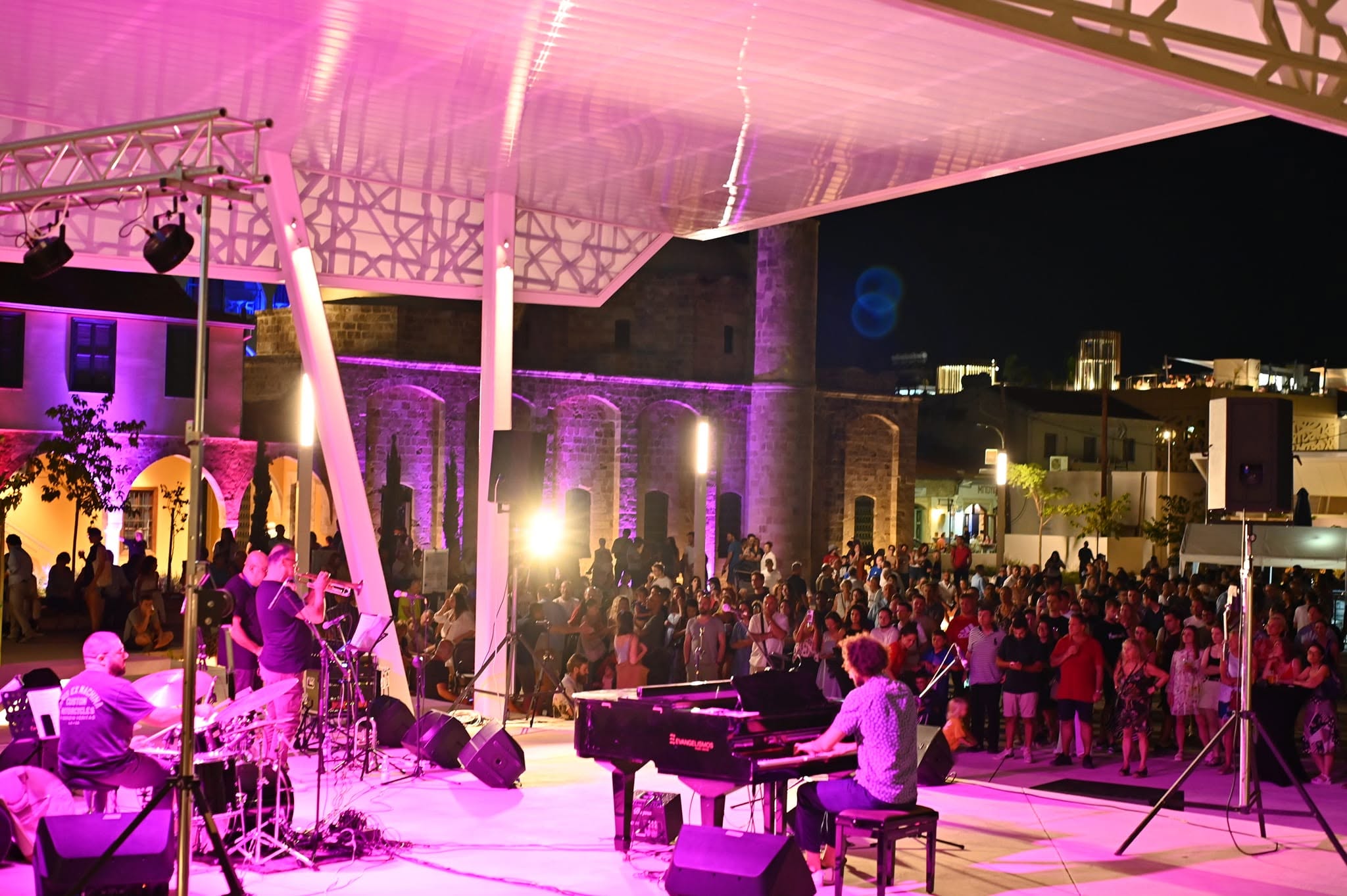 Larnaka Jazz Festival: &Eta; &pi;&lambda;&alpha;&tau;&epsilon;ί&alpha; &Zeta;&omicron;&upsilon;&chi;&omicron;&upsilon;&rho;ί &gamma;&epsilon;&mu;ί&zeta;&epsilon;&iota; jazz &gamma;&iota;&alpha; &delta;ύ&omicron; &beta;&rho;&alpha;&delta;&iota;έ&sigmaf;