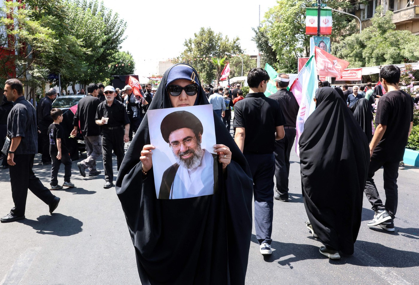 IranWire: Έ&nu;&tau;&omicron;&nu;&epsilon;&sigmaf; &phi;ή&mu;&epsilon;&sigmaf; ό&tau;&iota; &omicron; &Mu;&omicron;&tau;&zeta;&tau;ά&mu;&pi;&alpha; &Chi;&alpha;&mu;&epsilon;&nu;&epsilon;ΐ &beta;&rho;ί&sigma;&kappa;&epsilon;&tau;&alpha;&iota; &sigma;&epsilon; &kappa;&rho;ί&sigma;&iota;&mu;&eta; &kappa;&alpha;&tau;ά&sigma;&tau;&alpha;&sigma;&eta;