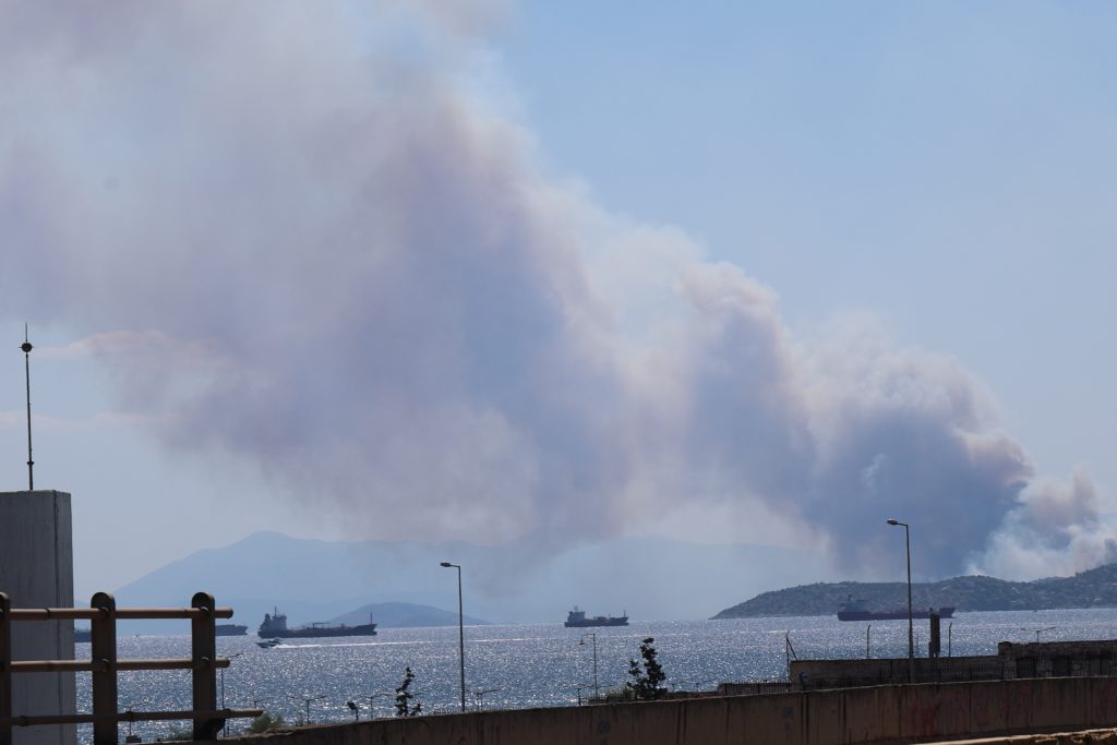 &Phi;&omega;&tau;&iota;ά &sigma;&tau;&eta;&nu; &Sigma;&alpha;&lambda;&alpha;&mu;ί&nu;&alpha;: &Eta;&lambda;&iota;&kappa;&iota;&omega;&mu;έ&nu;&omicron;&iota; &tau;&omicron; &nu;&epsilon;&kappa;&rho;ό &zeta;&epsilon;&upsilon;&gamma;ά&rho;&iota;