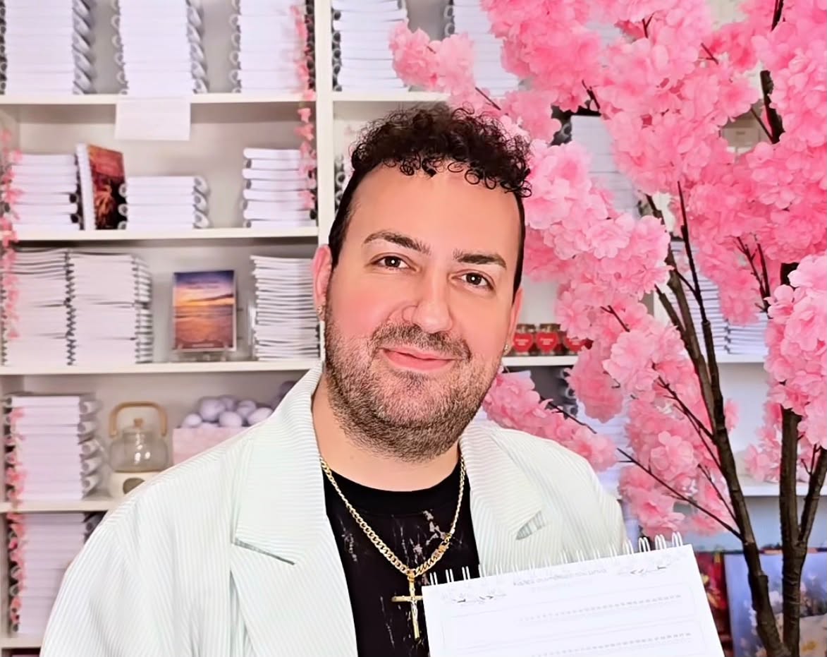 &Mu;&alpha;&upsilon;&rho;ί&kappa;&iota;&omicron;&sigmaf;: &laquo;&Eta; &pi;&iota;&omicron; &sigma;&upsilon;&gamma;&kappa;&lambda;&omicron;&nu;&iota;&sigma;&tau;&iota;&kappa;ή &sigma;&tau;&iota;&gamma;&mu;ή &pi;&omicron;&upsilon; έ&zeta;&eta;&sigma;&alpha; &mu;έ&chi;&rho;&iota; &sigma;ή&mu;&epsilon;&rho;&alpha;&hellip;&raquo; (&Phi;ώ&tau;&omicron;)