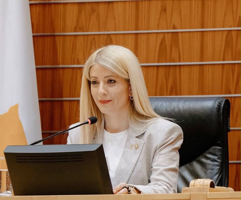 &Alpha;&nu;&nu;ί&tau;&alpha; &Delta;&eta;&mu;&eta;&tau;&rho;ί&omicron;&upsilon;: &Pi;&omicron;&zeta;ά&rho;&epsilon;&iota; &alpha;&gamma;&kappa;&alpha;&lambda;&iota;ά &mu;&epsilon; &tau;&eta; &mu;&eta;&tau;έ&rho;&alpha; &tau;&eta;&sigmaf; &kappa;&alpha;&iota; &tau;&eta;&sigmaf; &epsilon;ύ&chi;&epsilon;&tau;&alpha;&iota; &gamma;&iota;&alpha; &tau;&eta; &gamma;&iota;&omicron;&rho;&tau;ή &tau;&eta;&sigmaf;