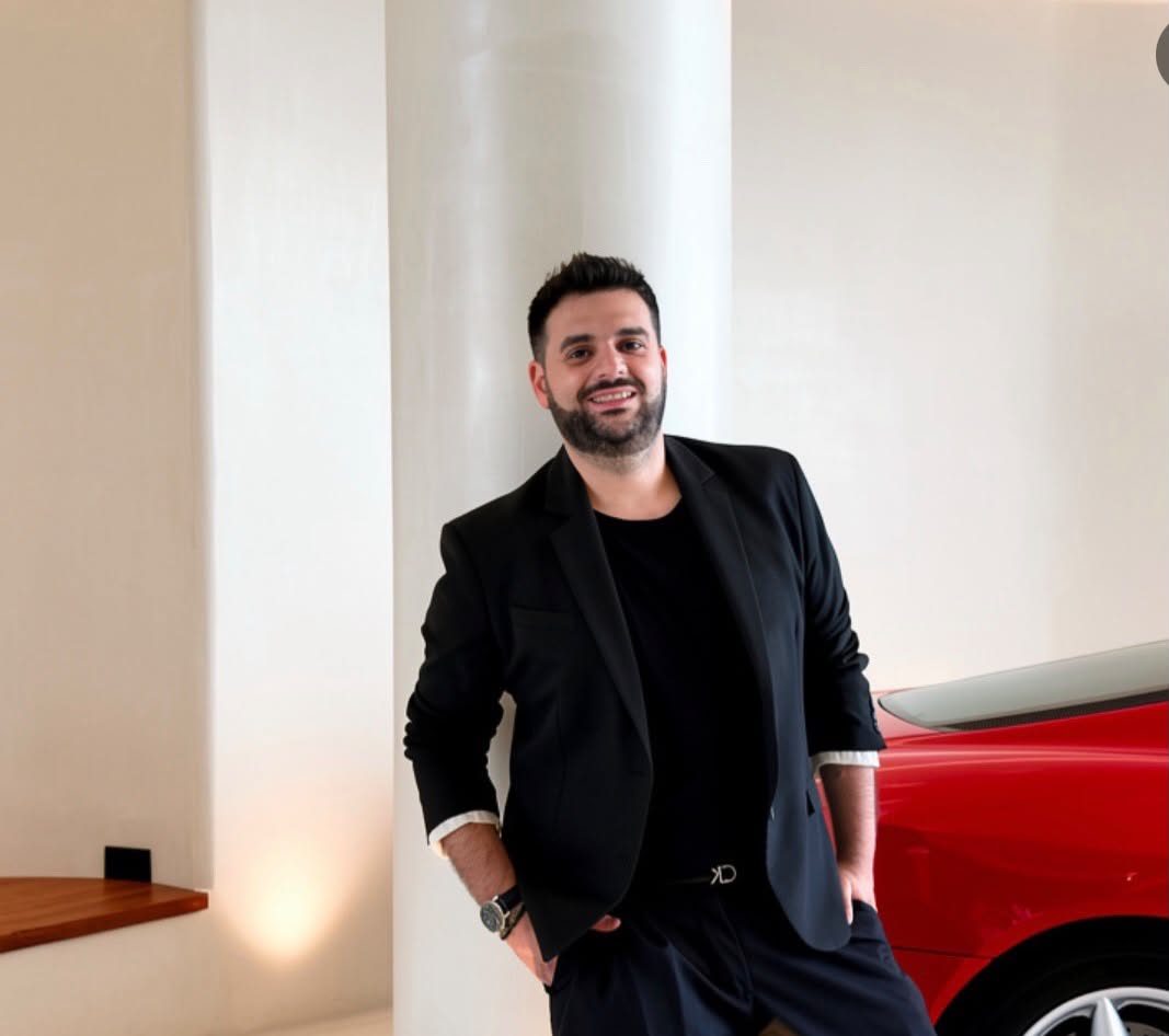&Kappa;ώ&sigma;&tau;&alpha;&sigmaf; &Kappa;&alpha;&rho;&nu;ά&kappa;&eta;&sigmaf;: &Tau;&omicron; &gamma;&nu;&omega;&sigma;&tau;ό &pi;&rho;ό&sigma;&omega;&pi;&omicron; &pi;&omicron;&upsilon; &tau;&omicron;&nu; &kappa;ό&mu;&pi;&lambda;&alpha;&rho;&epsilon; ό&tau;&alpha;&nu; &tau;&omicron; &gamma;&nu;ώ&rho;&iota;&sigma;&epsilon;
