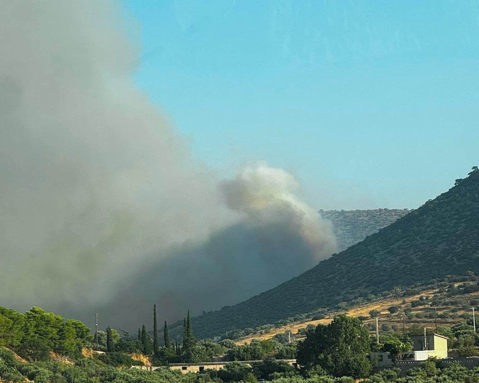 Μάχη με τις φλόγες στον Κουβαρά Αττικής: Ενεργοποιήθηκε το 112 - Εκκενώνεται ο Άγιος Στυλιανός (Φώτος+Βίντεο)