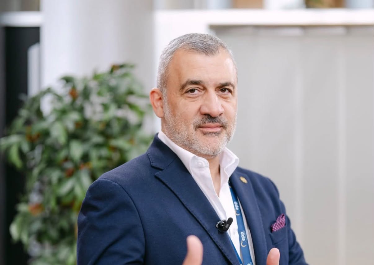 &Lambda;&omicron;&upsilon;&kappa;ά&sigmaf; &Phi;&omicron;&upsilon;&rho;&lambda;ά&sigmaf;: &laquo;&Gamma;&iota;&alpha; &pi;ά&nu;&tau;&alpha; &eta; &mu;&iota;&kappa;&rho;ή &mu;&omicron;&upsilon; &eta;&rho;&omega;ί&delta;&alpha;&raquo; &ndash; &Eta; &sigma;&upsilon;&gamma;&kappa;&iota;&nu;&eta;&tau;&iota;&kappa;ή &epsilon;&xi;&omicron;&mu;&omicron;&lambda;ό&gamma;&eta;&sigma;&eta; &gamma;&iota;&alpha; &tau;&eta;&nu; &kappa;ό&rho;&eta; &tau;&omicron;&upsilon; &pi;&omicron;&upsilon; &laquo;έ&phi;&upsilon;&gamma;&epsilon;&raquo; &alpha;&pi;ό &tau;&eta; &zeta;&omega;ή