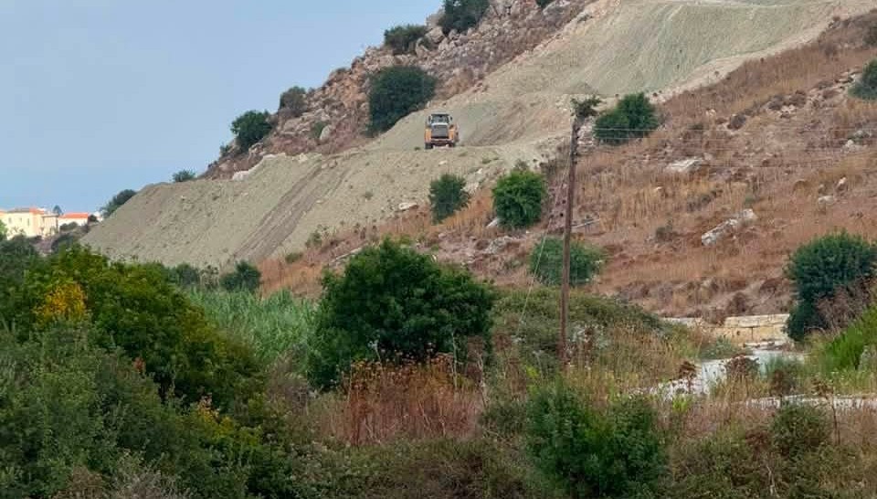 &laquo;&Kappa;&alpha;&tau;&epsilon;&delta;&alpha;&phi;ί&zeta;&omicron;&upsilon;&nu; &beta;&omicron;&upsilon;&nu;ό&raquo; &chi;&omega;&rho;ί&sigmaf; &pi;&omicron;&lambda;&epsilon;&omicron;&delta;&omicron;&mu;&iota;&kappa;ή ά&delta;&epsilon;&iota;&alpha; &sigma;&tau;&eta;&nu; &Pi;ά&phi;&omicron; (&Beta;ί&nu;&tau;&epsilon;&omicron;)