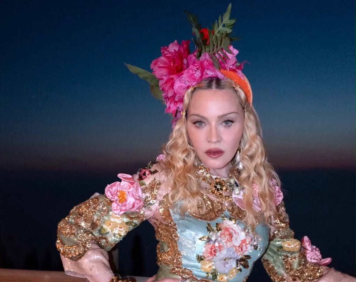 Madonna: &Gamma;&iota;ό&rho;&tau;&alpha;&sigma;&epsilon; &tau;&alpha; &gamma;&epsilon;&nu;έ&theta;&lambda;&iota;ά &tau;&eta;&sigmaf; &sigma;&tau;&eta;&nu; &Kappa;έ&rho;&kappa;&upsilon;&rho;&alpha; &mu;&epsilon; &epsilon;&lambda;&lambda;&eta;&nu;&iota;&kappa;ό &gamma;&lambda;έ&nu;&tau;&iota; &ndash; &Tau;&omicron; &tau;&rho;&alpha;&gamma;&omicron;ύ&delta;&iota; &pi;&omicron;&upsilon; ά&kappa;&omicron;&upsilon;&gamma;&epsilon; &epsilon;&nu;ώ έ&sigma;&pi;&alpha;&gamma;&epsilon; &pi;&iota;ά&tau;&alpha;