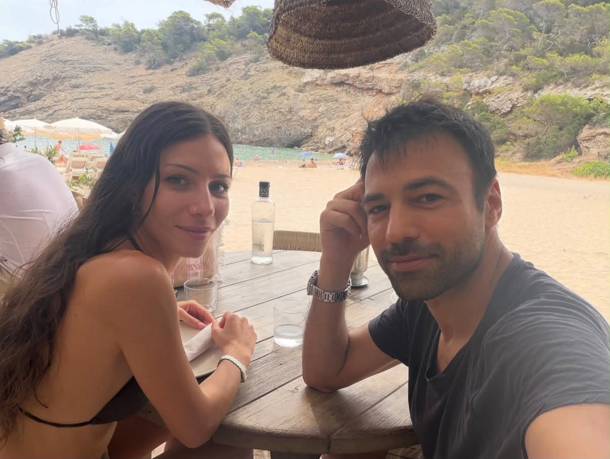 &Alpha;&nu;&delta;&rho;έ&alpha;&sigmaf; &Gamma;&epsilon;&omega;&rho;&gamma;ί&omicron;&upsilon;: H &pi;&alpha;&iota;&chi;&nu;&iota;&delta;&iota;ά&rho;&iota;&kappa;&eta; &phi;&omega;&tau;&omicron;&gamma;&rho;&alpha;&phi;ί&alpha; &pi;&omicron;&upsilon; &mu;&omicron;&iota;&rho;ά&sigma;&tau;&eta;&kappa;&epsilon; &mu;&epsilon; &tau;&eta; &sigma;ύ&zeta;&upsilon;&gamma;ό &kappa;&alpha;&iota; &tau;&eta;&nu; &kappa;ό&rho;&eta; &tau;&omicron;&upsilon;&sigmaf; &sigma;&tau;&eta; &theta;ά&lambda;&alpha;&sigma;&sigma;&alpha;