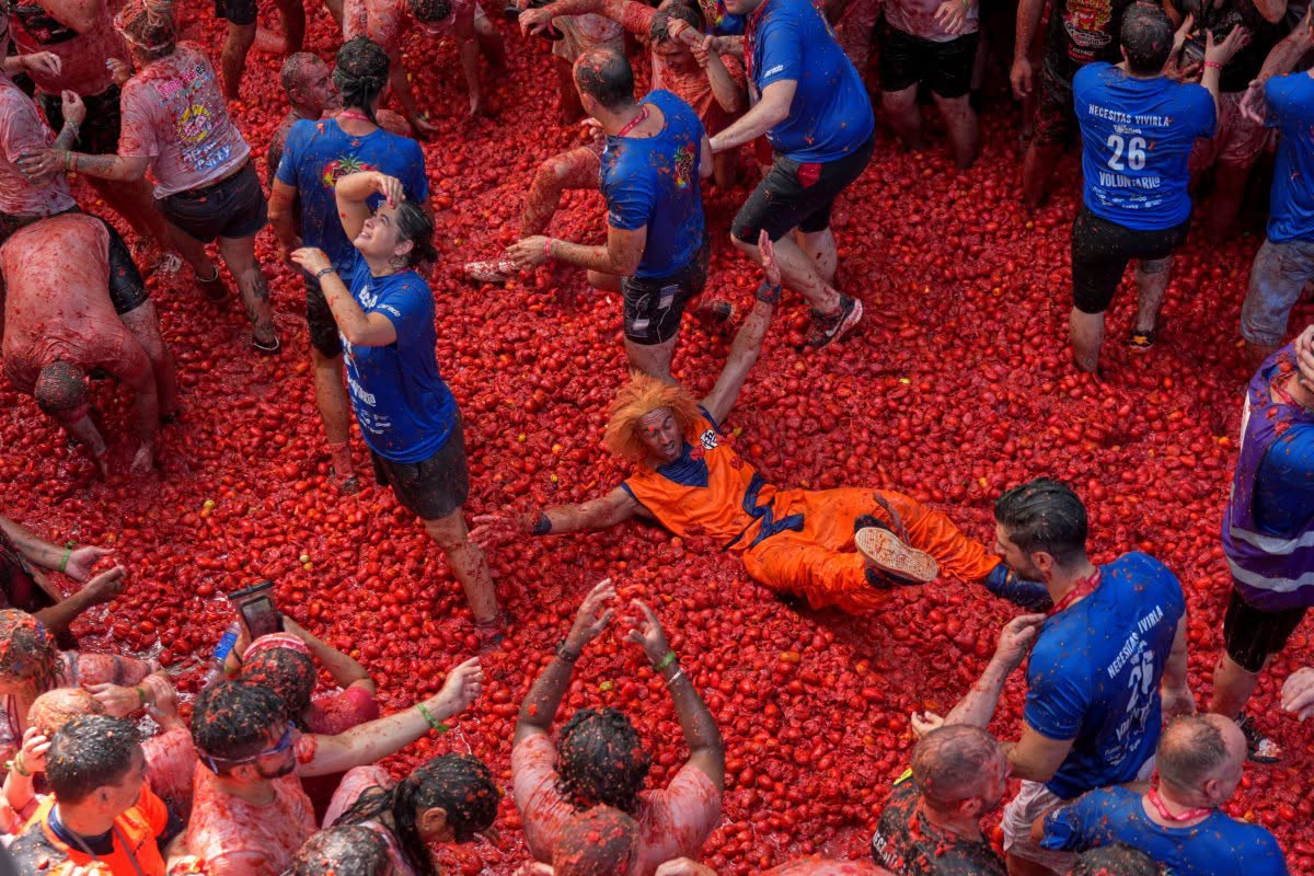 La Tomatina 2026: 150 &tau;ό&nu;&omicron;&iota; &nu;&tau;&omicron;&mu;ά&tau;&alpha;&sigmaf; &kappa;&alpha;&iota; &mu;&iota;&alpha; &laquo;&kappa;ό&kappa;&kappa;&iota;&nu;&eta;&raquo; &gamma;&iota;&omicron;&rho;&tau;ή &pi;&omicron;&upsilon; &kappa;&alpha;&tau;έ&kappa;&lambda;&upsilon;&sigma;&epsilon; &tau;&omicron; &Mu;&pi;&omicron;&upsilon;&nu;&iota;ό&lambda;