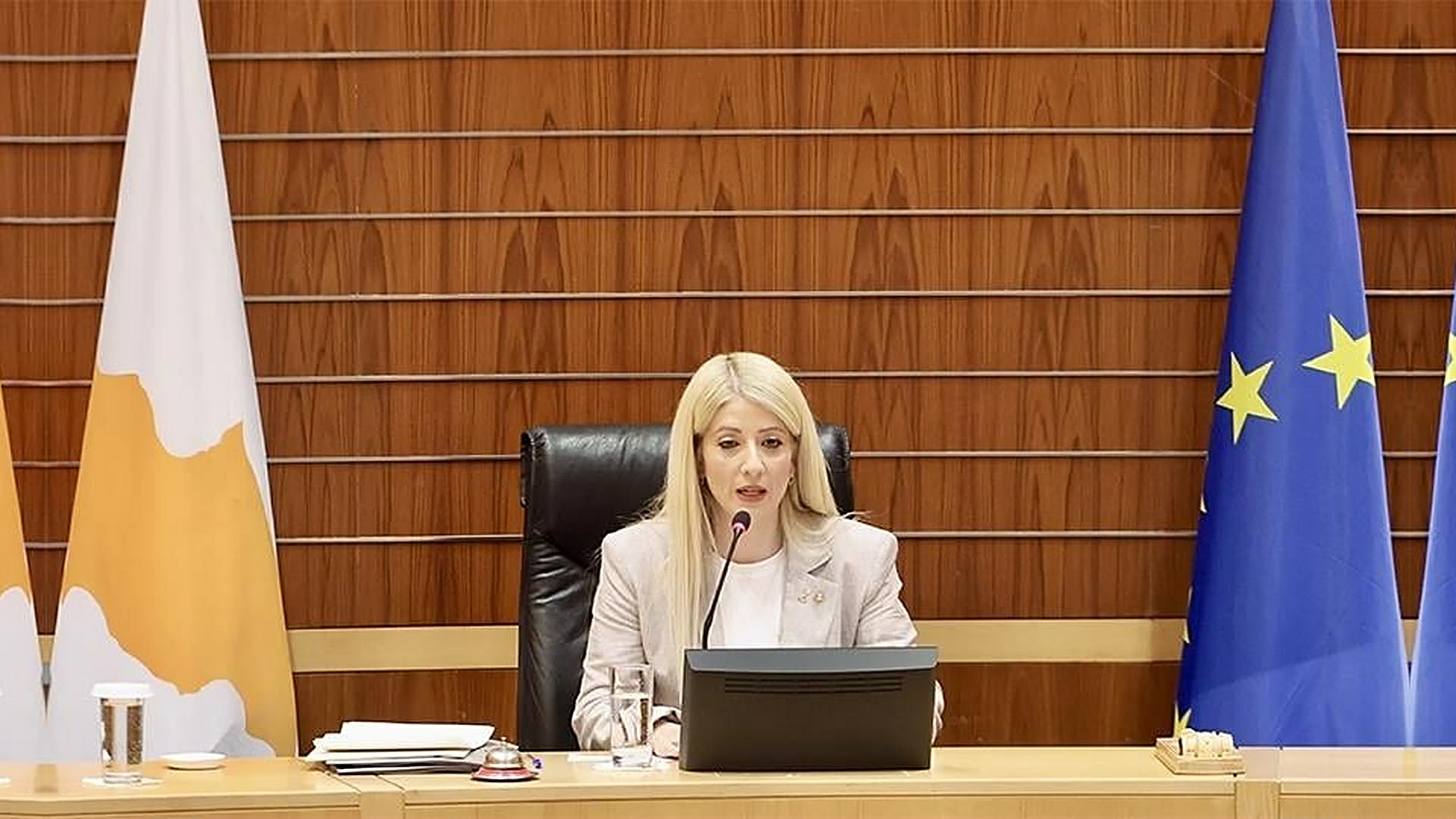 &Gamma;&iota;&alpha; &pi;&omicron;&iota;&omicron;&upsilon;&sigmaf; &beta;&omicron;&upsilon;&lambda;&epsilon;&upsilon;&tau;έ&sigmaf; έ&beta;&gamma;&alpha;&lambda;&epsilon; &tau;&omicron; &alpha;&pi;&alpha;&gamma;&omicron;&rho;&epsilon;&upsilon;&tau;&iota;&kappa;ό &sigma;&epsilon; &beta;&iota;&nu;&tau;&epsilon;ά&kappa;&iota;&alpha; &eta; &Alpha;&nu;&nu;ί&tau;&alpha;