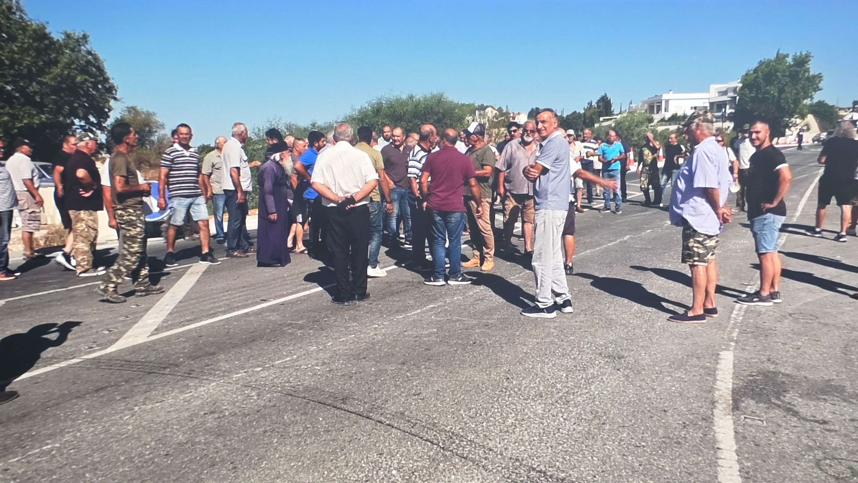 &Sigma;&tau;&omicron;&upsilon;&sigmaf; &delta;&rho;ό&mu;&omicron;&upsilon;&sigmaf; &omicron;&iota; &alpha;&mu;&pi;&epsilon;&lambda;&omicron;&upsilon;&rho;&gamma;&omicron;ί &sigma;&tau;&eta;&nu; &Pi;ά&phi;&omicron; &ndash; &Zeta;&eta;&tau;&omicron;ύ&nu; &sigma;&tau;ή&rho;&iota;&xi;&eta; &chi;&omega;&rho;ί&sigmaf; &epsilon;&xi;&alpha;&iota;&rho;έ&sigma;&epsilon;&iota;&sigmaf; (&Phi;ώ&tau;&omicron;&sigmaf;)