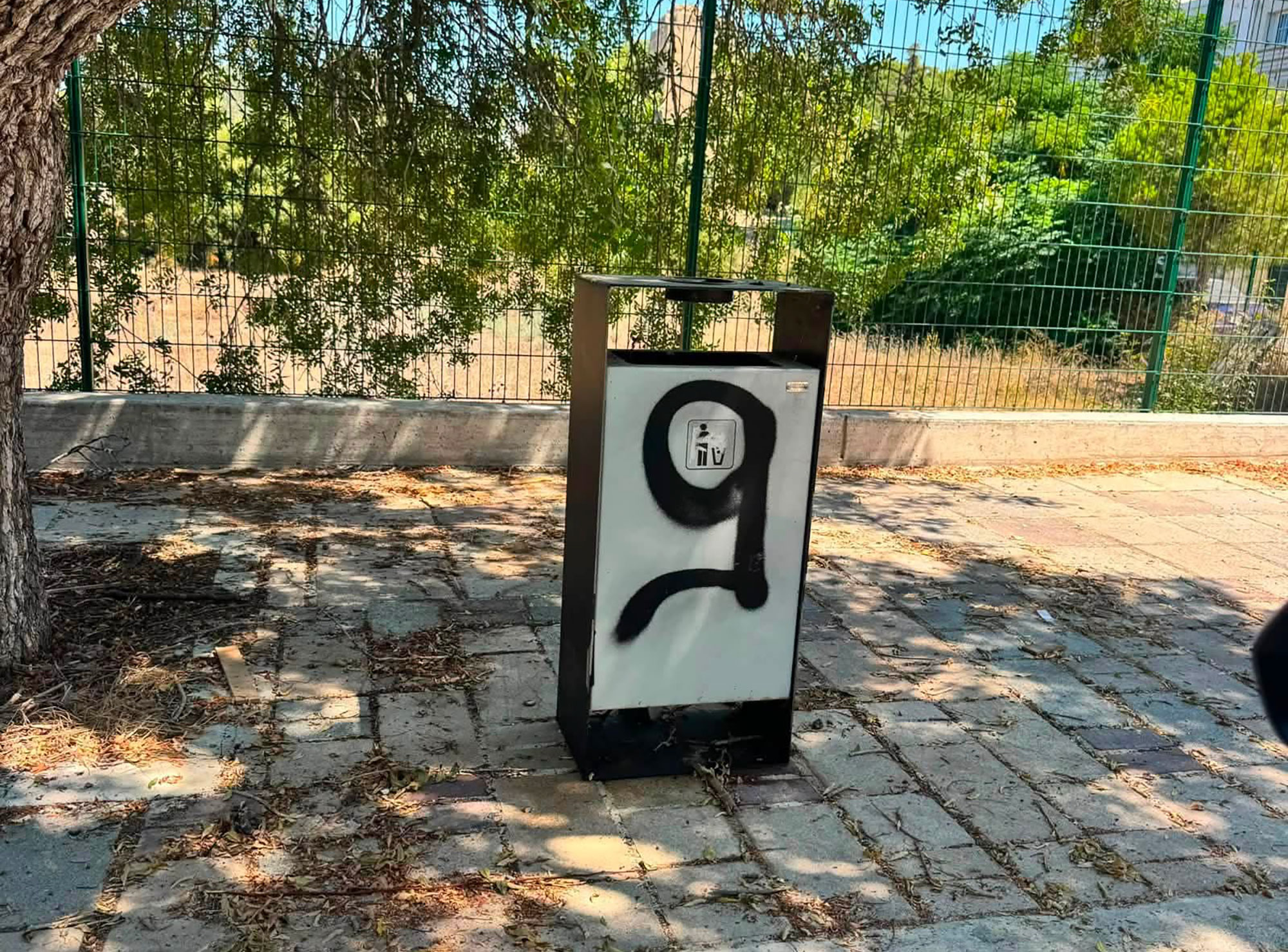 &Beta;&alpha;&nu;&delta;ά&lambda;&iota;&sigma;&alpha;&nu; &pi;&epsilon;&rho;&iota;&omicron;&upsilon;&sigma;ί&epsilon;&sigmaf; &sigma;&tau;&eta;&nu; &Kappa;ά&tau;&omega; &Pi;ά&phi;&omicron; &mu;&epsilon; &gamma;&kappa;&rho;ά&phi;&iota;&tau;&iota; &mu;&epsilon;&tau;ά &alpha;&pi;ό &phi;&iota;&lambda;&alpha;&nu;&theta;&rho;&omega;&pi;&iota;&kappa;ή &epsilon;&kappa;&delta;ή&lambda;&omega;&sigma;&eta; (&Phi;ώ&tau;&omicron;&sigmaf;)