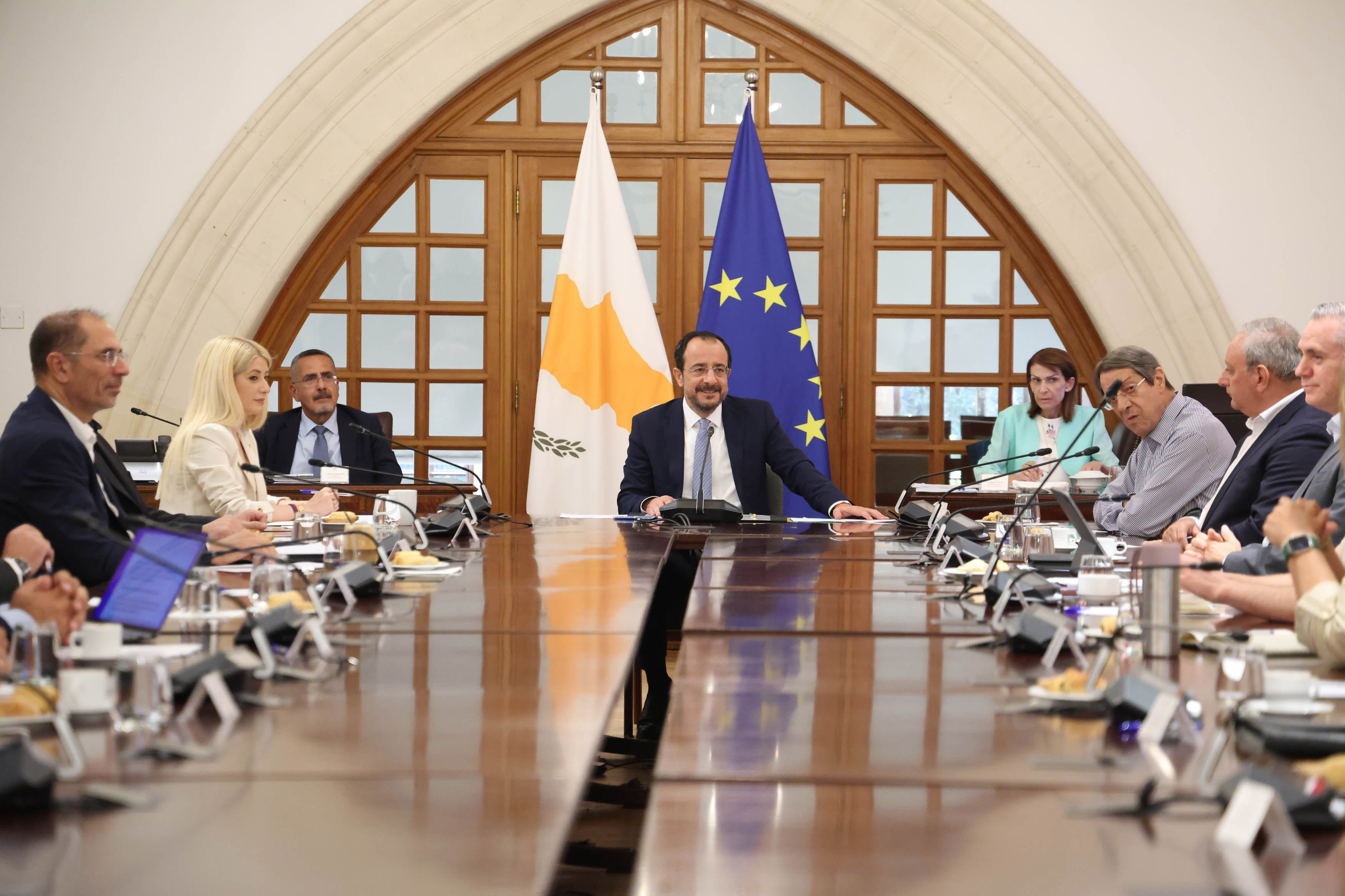 &Omicron;&lambda;&omicron;&kappa;&lambda;&eta;&rho;ώ&theta;&eta;&kappa;&epsilon; &mu;&epsilon;&tau;ά &alpha;&pi;ό 2&mu;&iota;&sigma;&eta; ώ&rho;&epsilon;&sigmaf; &eta; &sigma;&upsilon;&nu;&epsilon;&delta;&rho;ί&alpha;&sigma;&eta; &tau;&omicron;&upsilon; &Epsilon;&theta;&nu;&iota;&kappa;&omicron;ύ &Sigma;&upsilon;&mu;&beta;&omicron;&upsilon;&lambda;ί&omicron;&upsilon; &gamma;&iota;&alpha; &tau;&omicron; &Kappa;&upsilon;&pi;&rho;&iota;&alpha;&kappa;ό