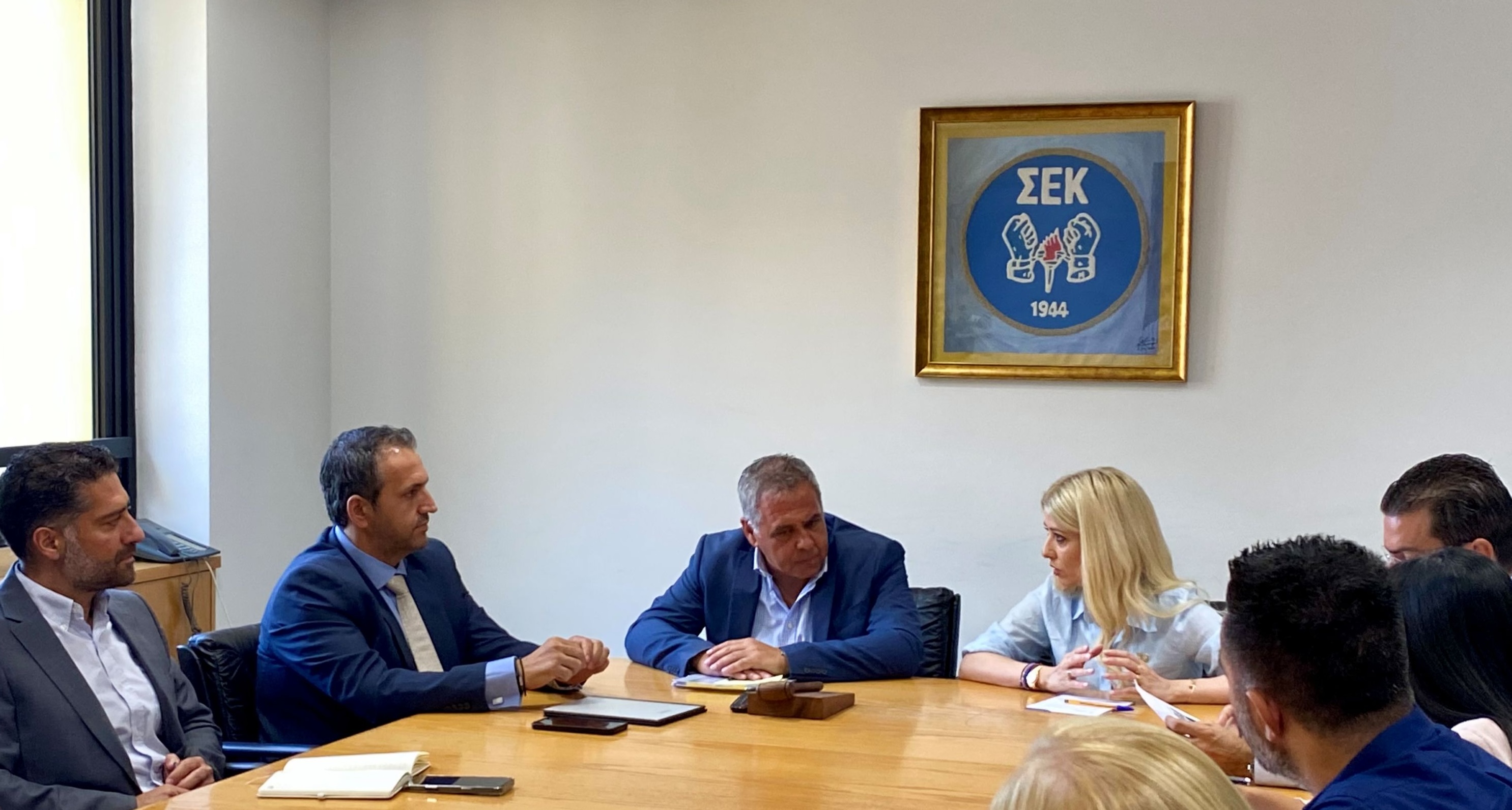 &Sigma;&upsilon;&nu;&tau;&alpha;&xi;&iota;&omicron;&delta;&omicron;&tau;&iota;&kappa;ό: &Pi;&omicron;&iota;&omicron;&iota; &omicron;&iota; &laquo;3&raquo; &mu;&epsilon;&gamma;ά&lambda;&omicron;&iota; &kappa;ί&nu;&delta;&upsilon;&nu;&omicron;&iota; &gamma;&iota;&alpha; &Alpha;&nu;&nu;ί&tau;&alpha; &kappa;&alpha;&iota; &Sigma;&Epsilon;&Kappa;