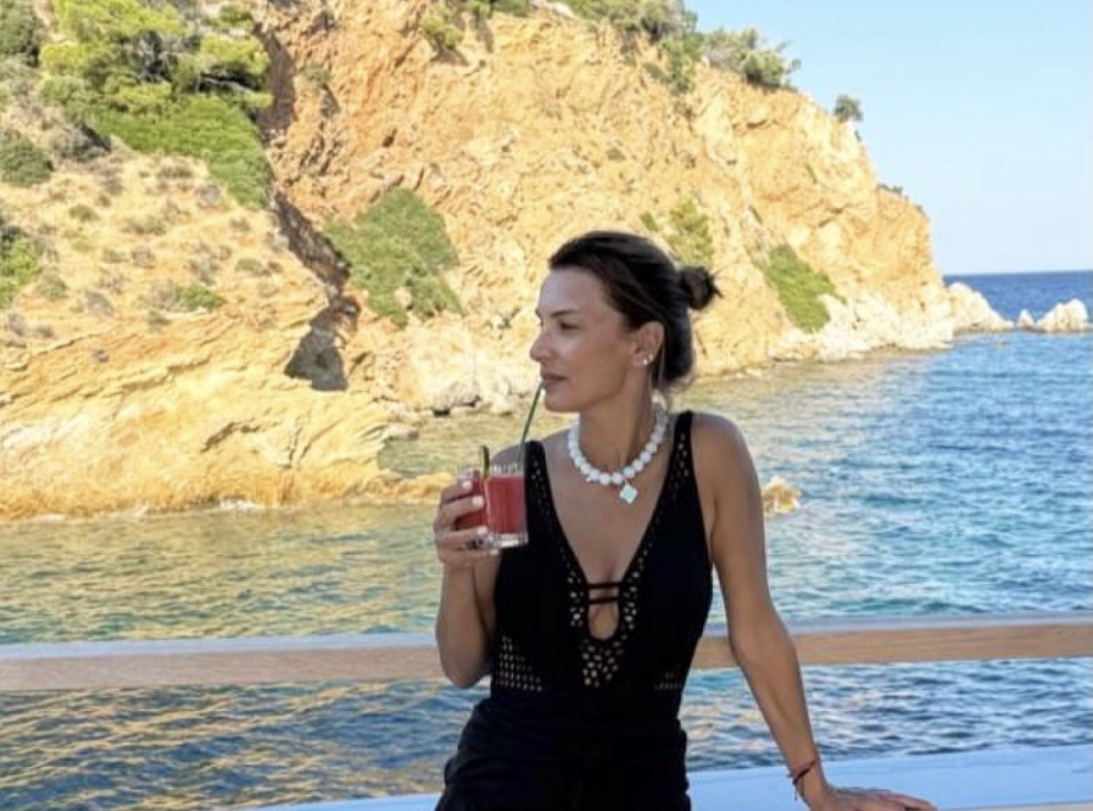 &Gamma;&iota;ώ&tau;&alpha; &Pi;&alpha;&pi;&alpha;&delta;&omicron;&pi;&omicron;ύ&lambda;&omicron;&upsilon;: &Eta; &phi;&omega;&tau;&omicron;&gamma;&rho;&alpha;&phi;ί&alpha; &mu;&epsilon; &tau;&alpha; &pi;&alpha;&iota;&delta;&iota;ά &tau;&eta;&sigmaf; &kappa;&alpha;&iota; &eta; &lambda;&epsilon;&zeta;ά&nu;&tau;&alpha; &pi;&omicron;&upsilon; &pi;&rho;&omicron;&kappa;ά&lambda;&epsilon;&sigma;&epsilon; &sigma;&upsilon;&gamma;&kappa;ί&nu;&eta;&sigma;&eta;