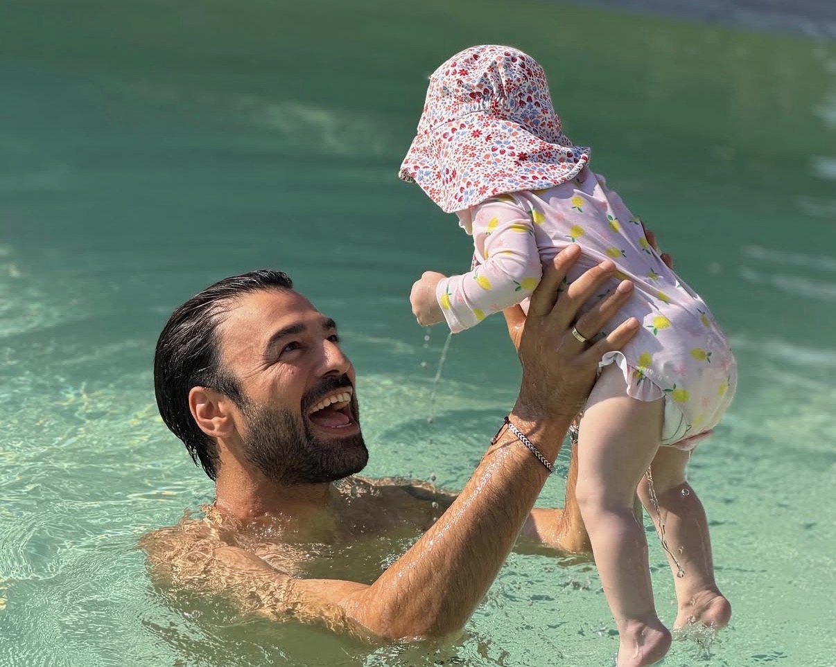 &Alpha;&nu;&delta;&rho;έ&alpha;&sigmaf; &Gamma;&epsilon;&omega;&rho;&gamma;ί&omicron;&upsilon;: &Eta; &tau;&rho;&upsilon;&phi;&epsilon;&rho;ή &sigma;&tau;&iota;&gamma;&mu;ή &pi;&omicron;&upsilon; έ&chi;&epsilon;&iota; &alpha;&gamma;&kappa;&alpha;&lambda;&iota;ά &tau;&eta;&nu; &kappa;ό&rho;&eta; &tau;&omicron;&upsilon; &kappa;&alpha;&iota; &tau;&eta;&nu; &tau;&alpha;ΐ&zeta;&epsilon;&iota; &sigma;&tau;&iota;&sigmaf; &delta;&iota;&alpha;&kappa;&omicron;&pi;έ&sigmaf; &tau;&omicron;&upsilon;&sigmaf; (&Phi;ώ&tau;&omicron;&sigmaf;)